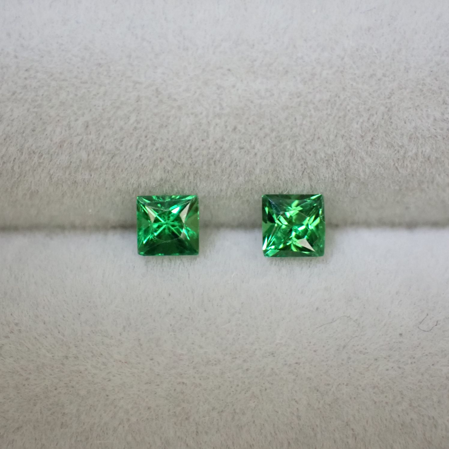 プリンセスカットのツァボライト2ピースセット