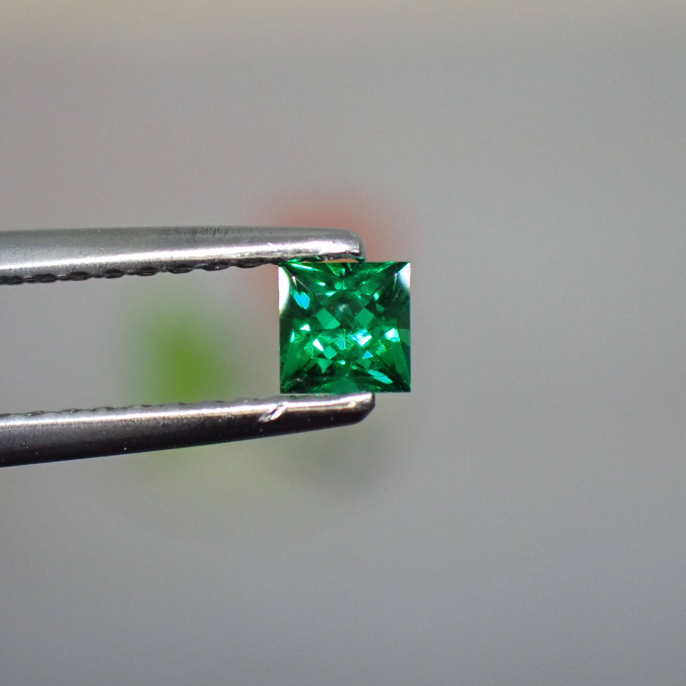 ネオン感&強い輝き☆透明感あふれる濃いブルーイッシュグリーンのエメラルド 0.15ct