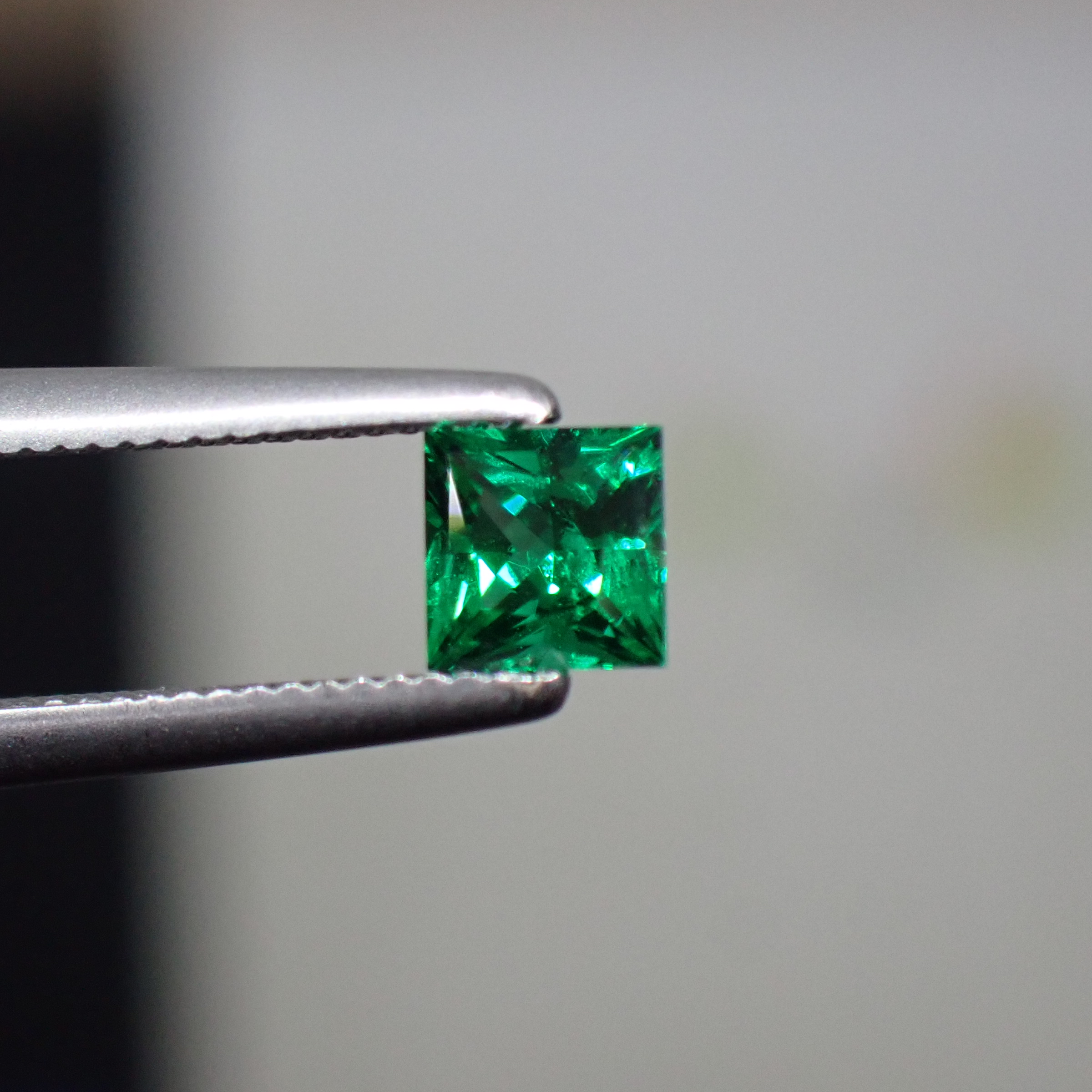 ネオン感&強い輝き☆透明感あふれる濃いブルーイッシュグリーンのエメラルド 0.178ct