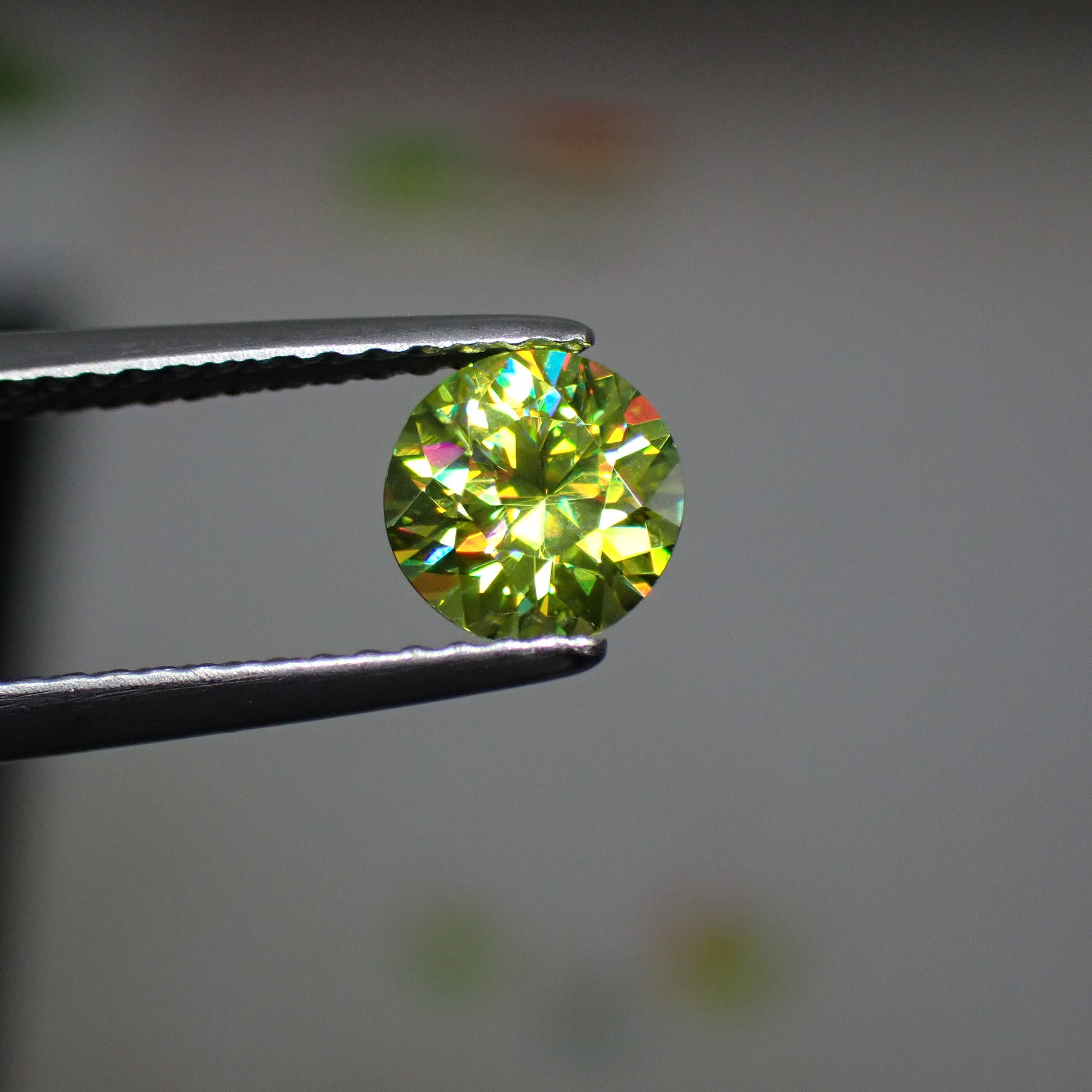 まばゆいファイア☆グリーン系スフェーン 0.69ct