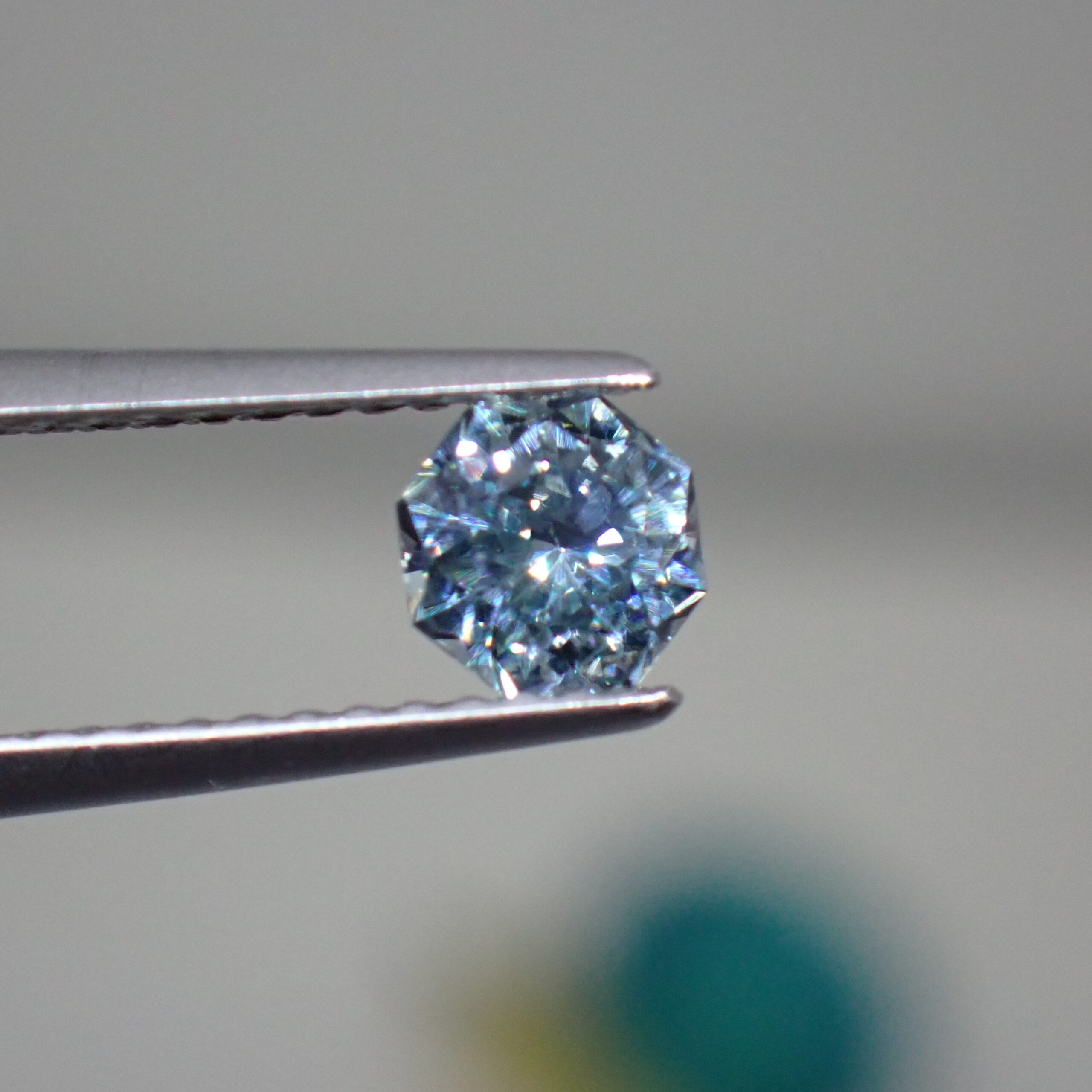 3兆円カット®グレイッシュブルー&傾けるとイエロー☆モンタナサファイア 0.591ct