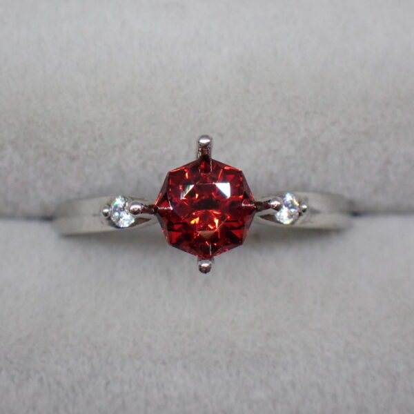 3兆円カット®燃えるようなレッドカラー☆ガーネット 0.707ct | 宝石つむり