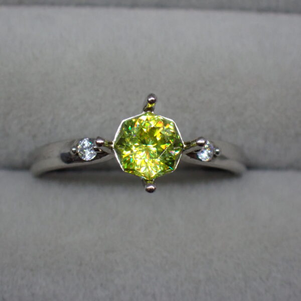 3兆円カット®まばゆいファイア☆グリーン系スフェーン 0.564ct | 宝石