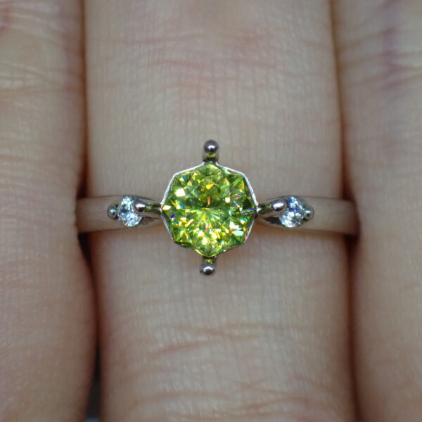 3兆円カット®まばゆいファイア☆グリーン系スフェーン 0.564ct | 宝石