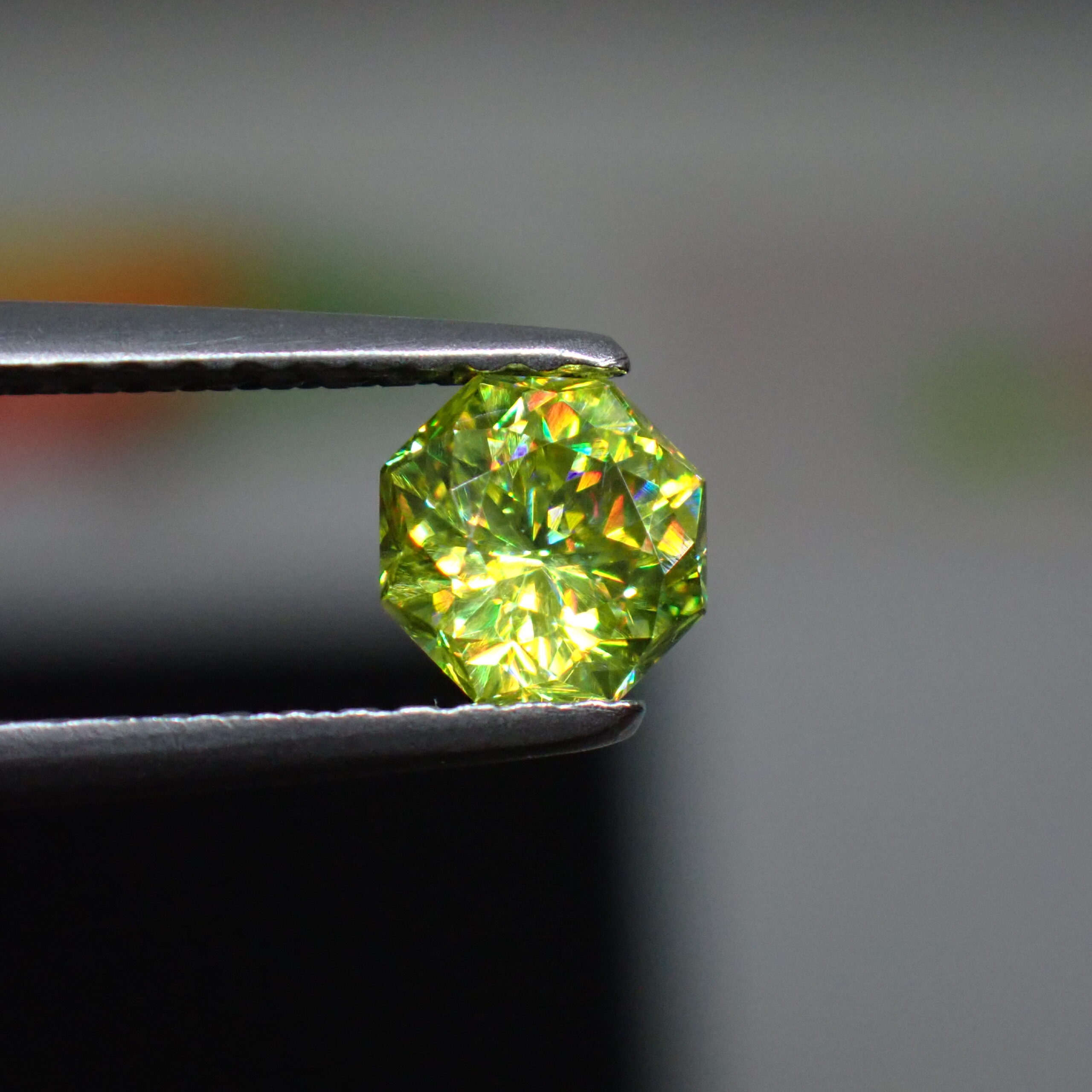 3兆円カット®まばゆいファイア☆グリーン系スフェーン 0.564ct