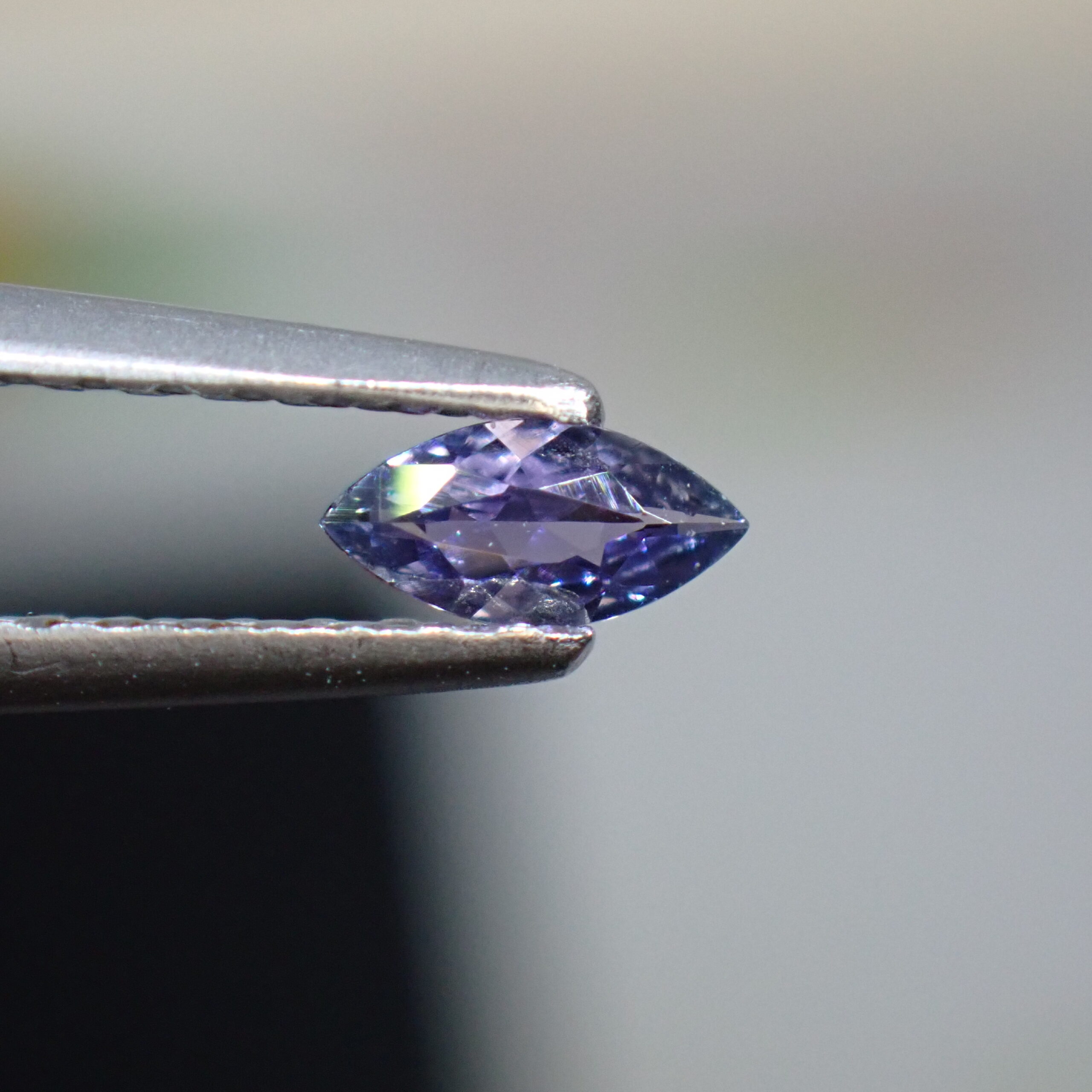 【日独産地鑑別書付】非加熱☆ベニトアイトのようなヨーゴサファイア 0.108ct