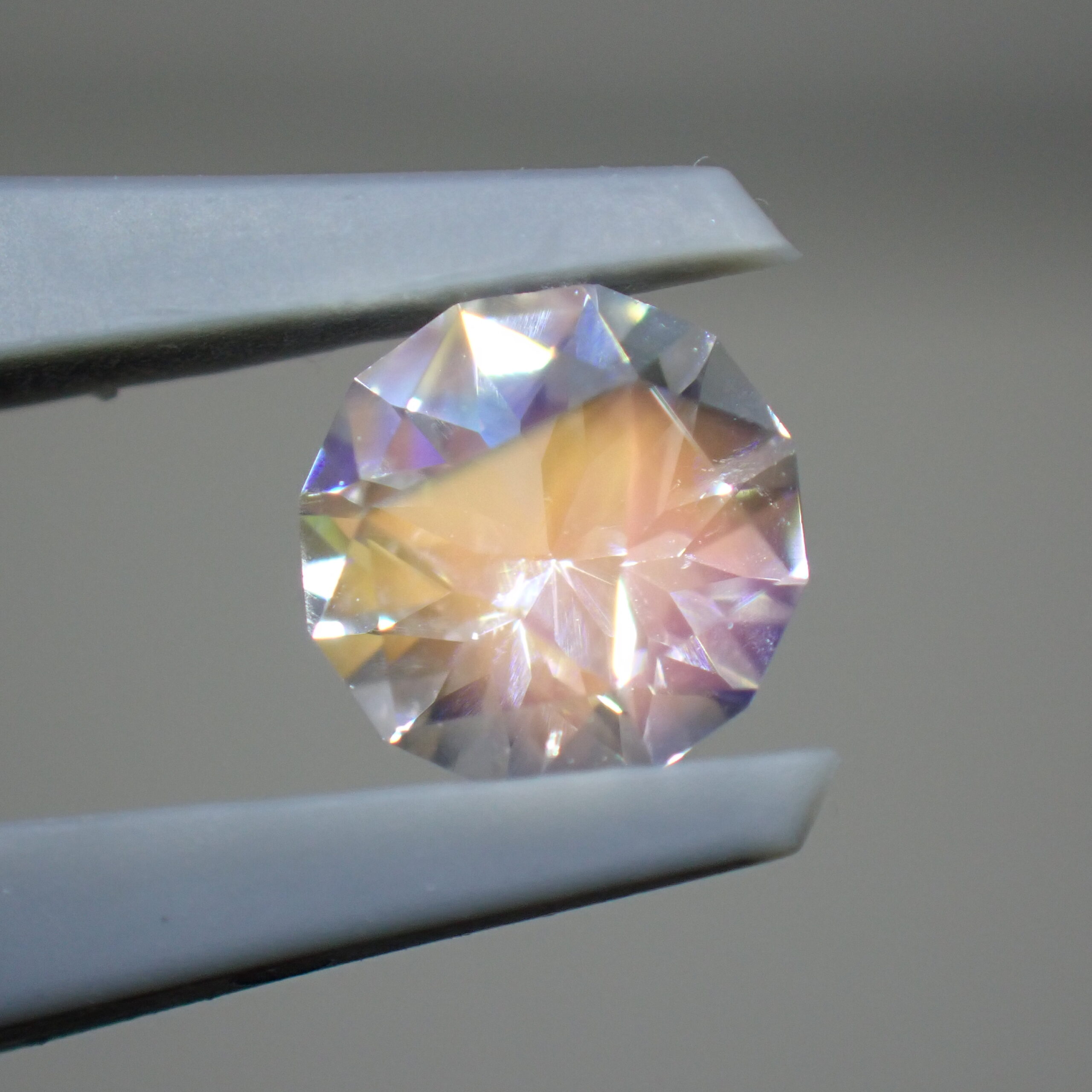 ピンクも見える柑橘系ラブラドレッセンス☆ラウンドコーナーカットのラブラドライト 0.689ct