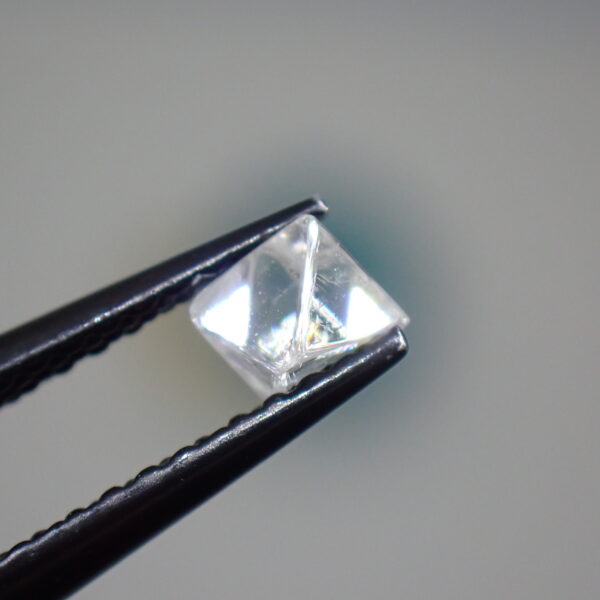 ファイアが煌めく☆UVライトでイエローコア！？カナダ産の美しい8面体