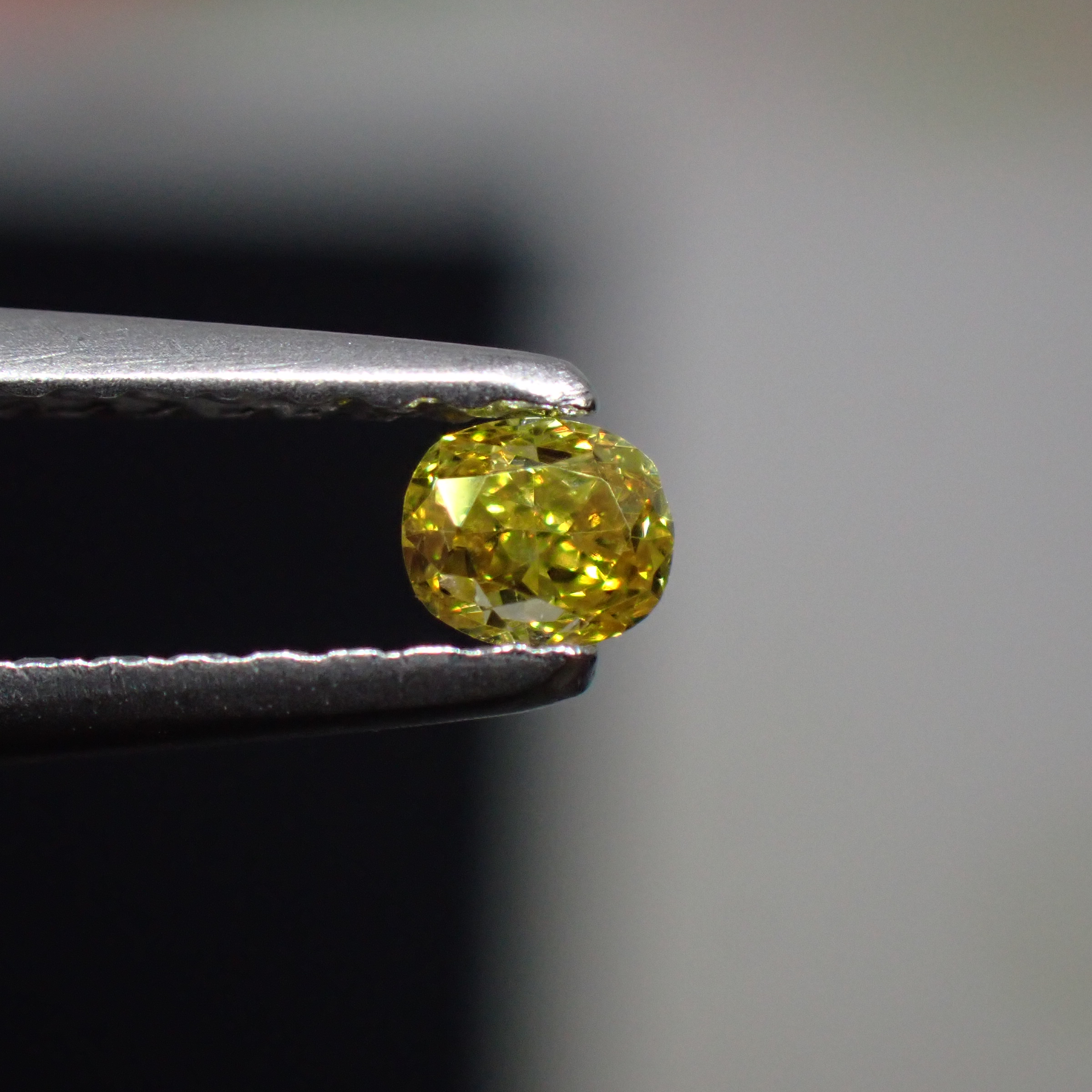 手元に差すミモザの光 チカチカファイア☆イエローダイヤモンド 0.13ct