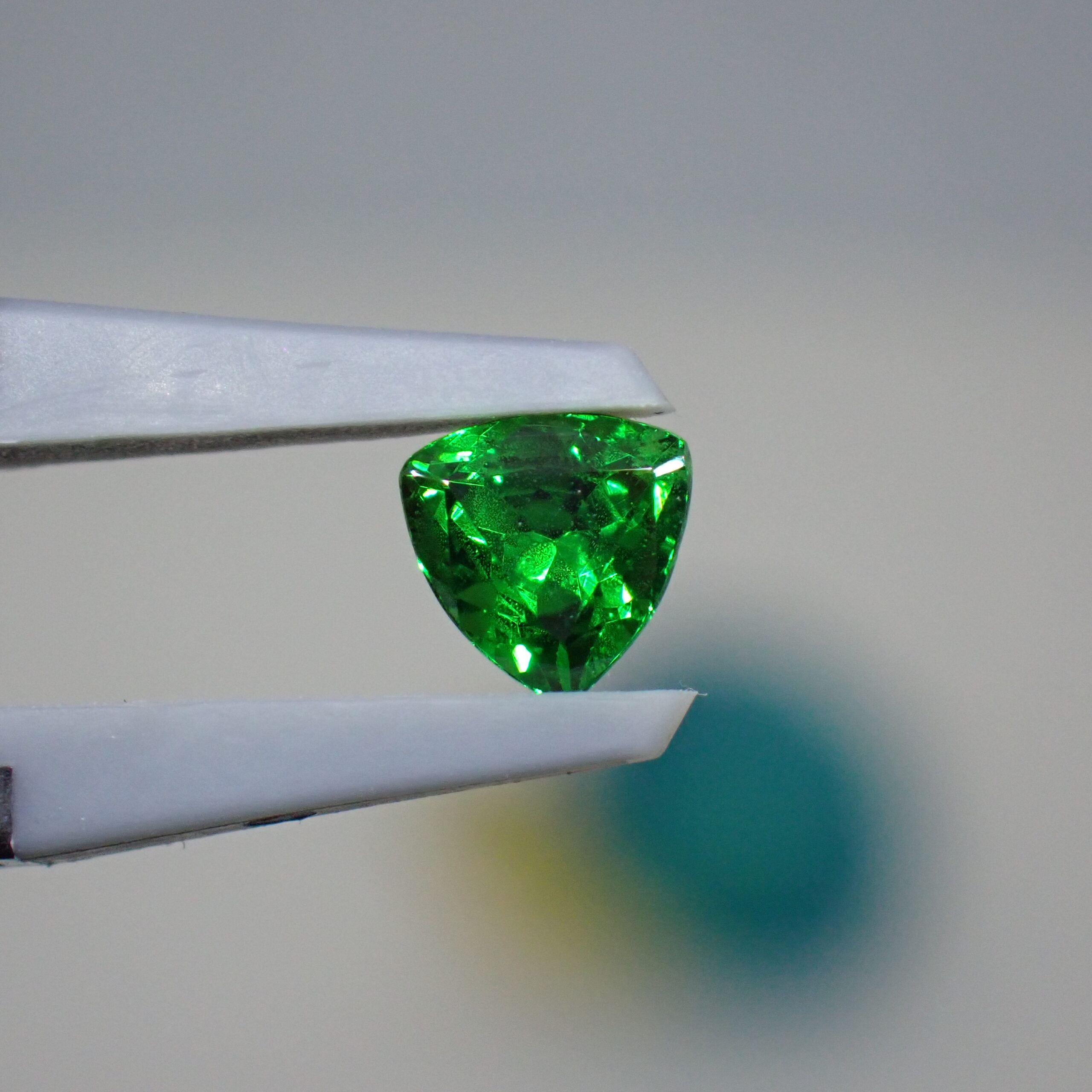 強烈なネオンの煌めき☆ ツァボライト 0.452ct