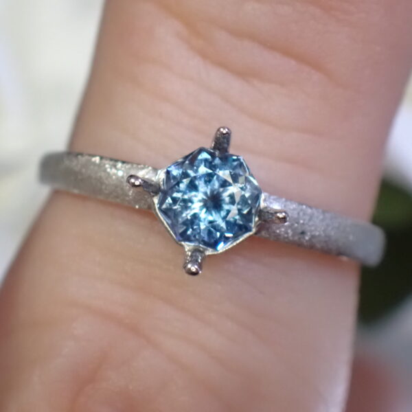 3兆円カット®強い多色性☆キラキラのアクアマリン 0.342ct | 宝石つむり