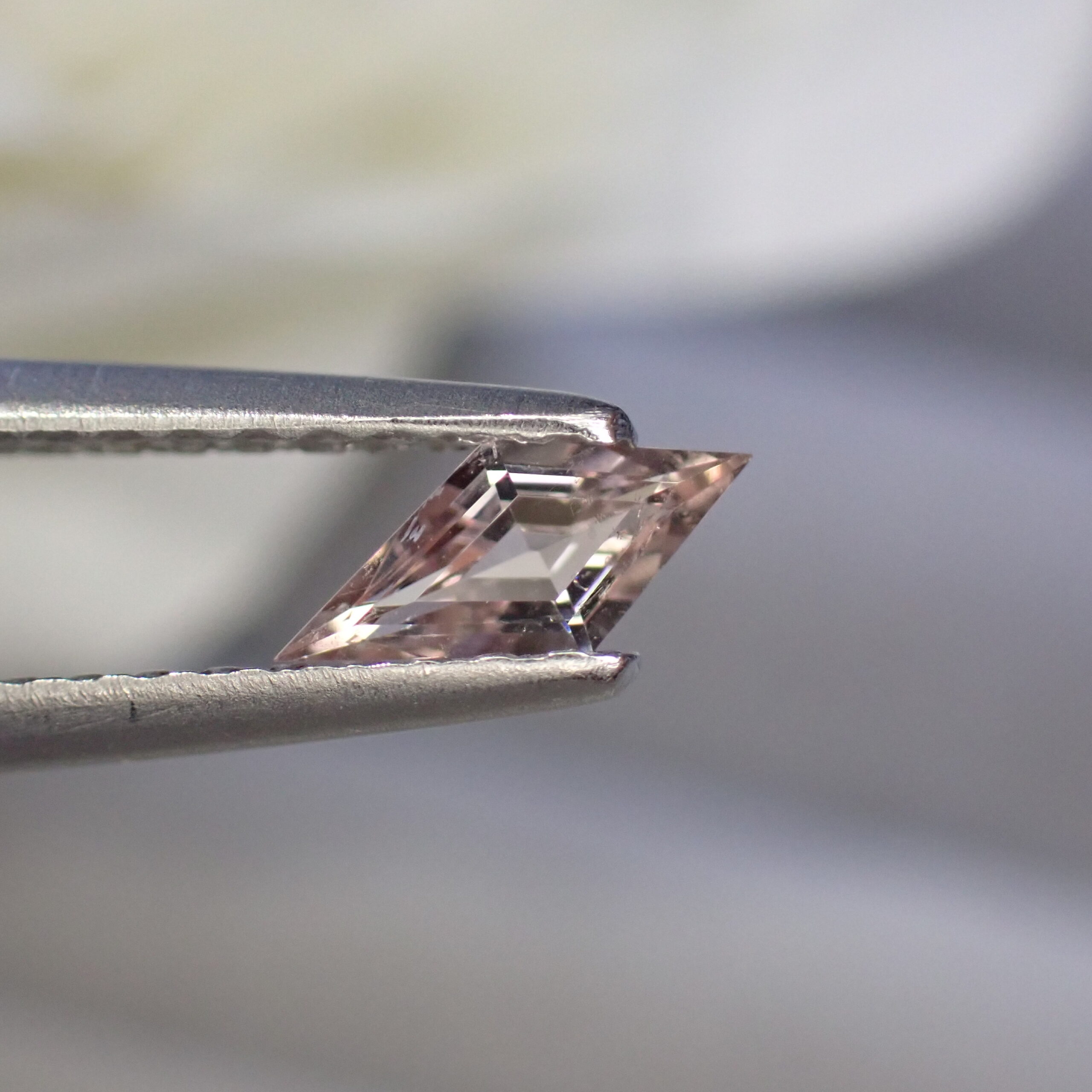 【ツーソン新着】レアストーン!ピンクパープルカラー(マグネシオマンガン)アキシナイト 0.148ct