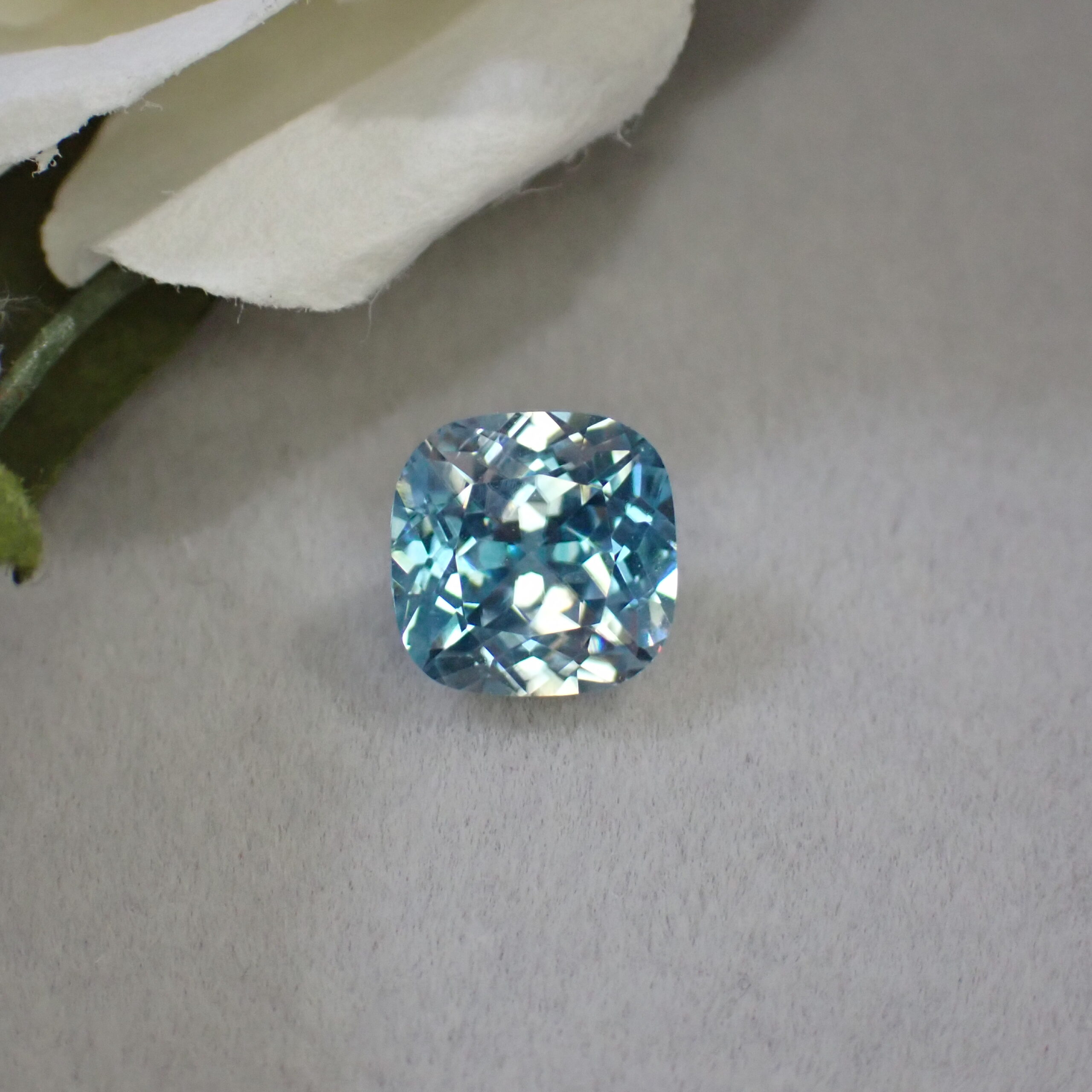 ネオン感◎ファイア◎バイカラーブルージルコン 2.03ct