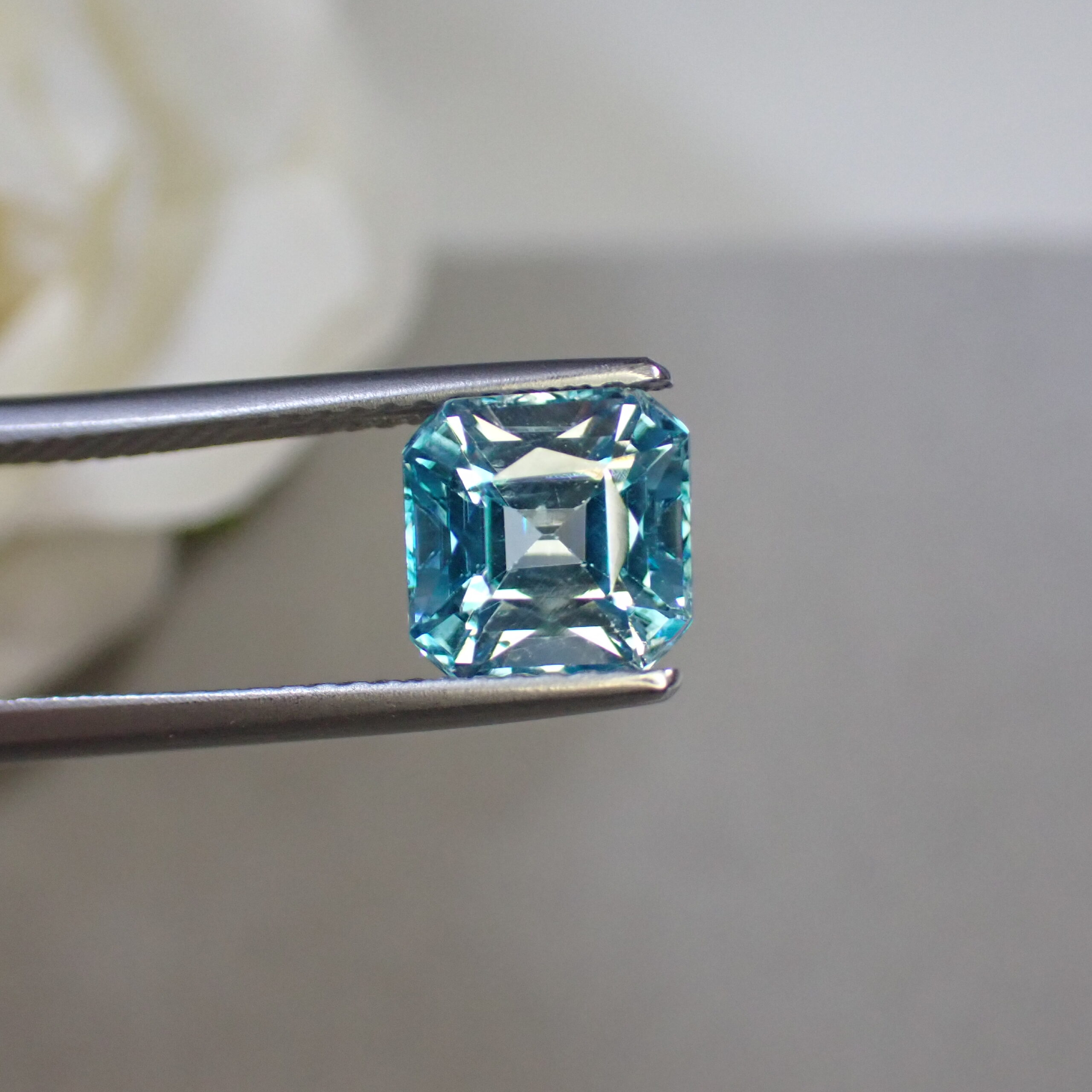 ネオン感◎ファイア◎バイカラーブルージルコン 2.988ct
