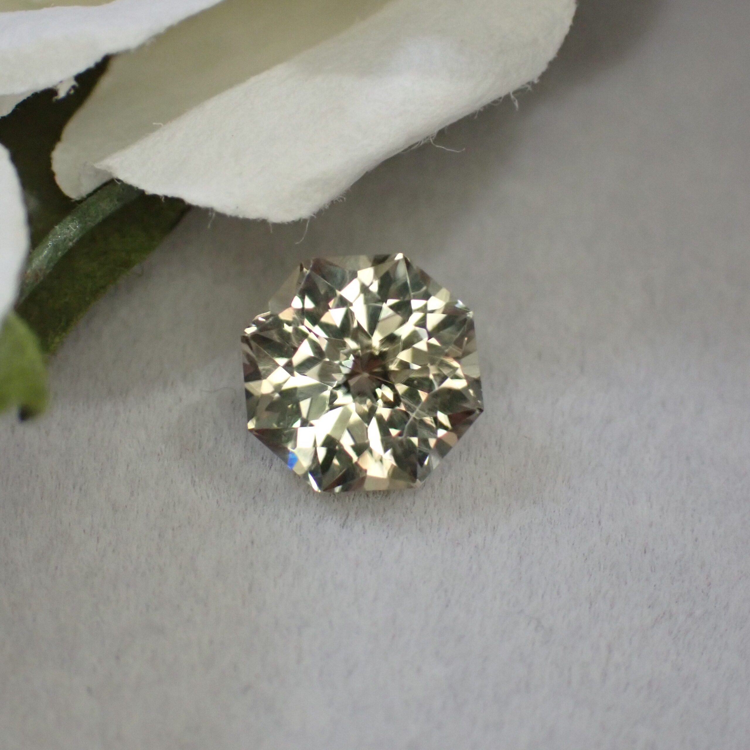 3兆円カット®多色性◎美しいダイアスポア 1.443ct
