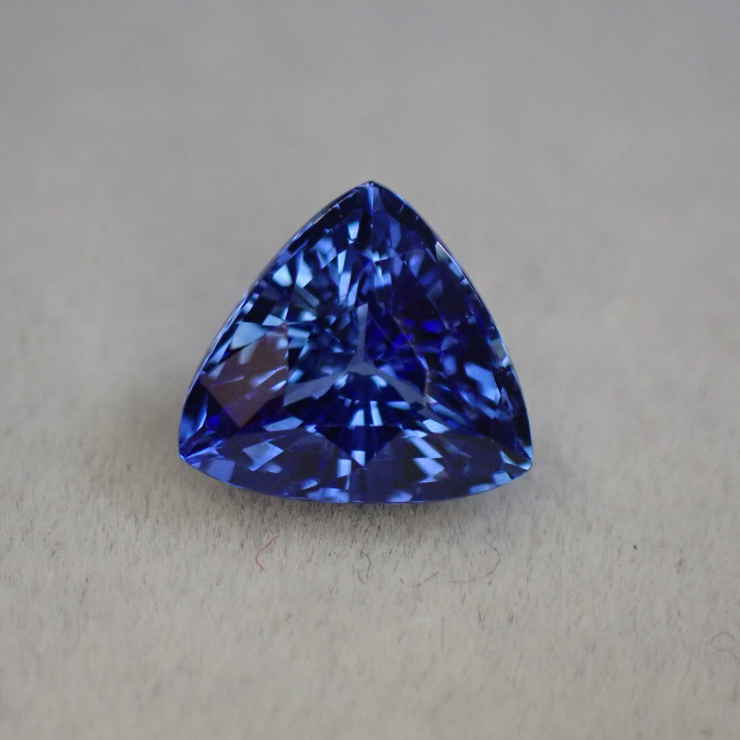 【AIGS鑑別書付】鮮烈なネオンブルー☆スリランカ産 コーンフラワーサファイア 1.31ct