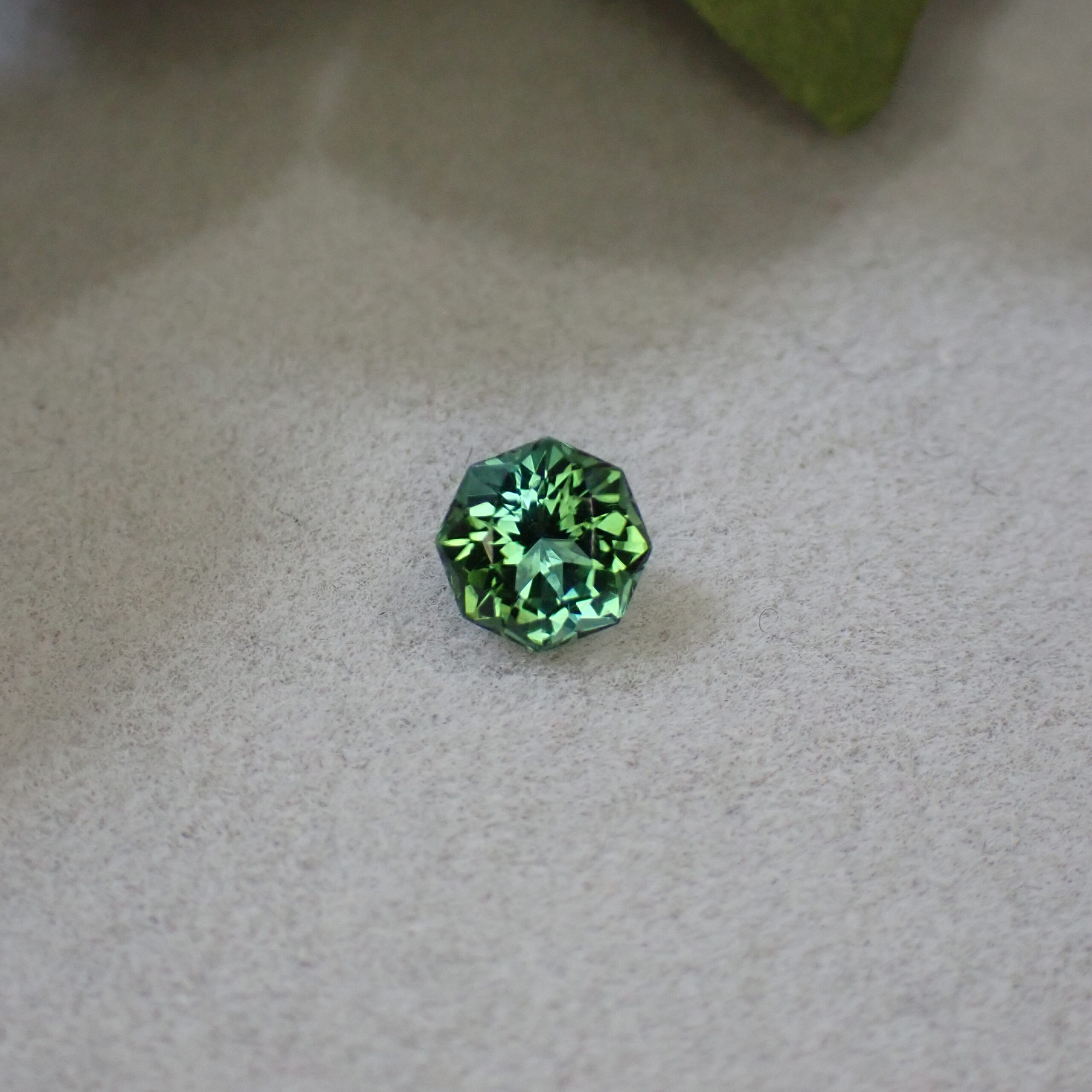 【癒やしの色彩】3兆円カット®混ざり合う色のグリーントルマリン 0.324ct