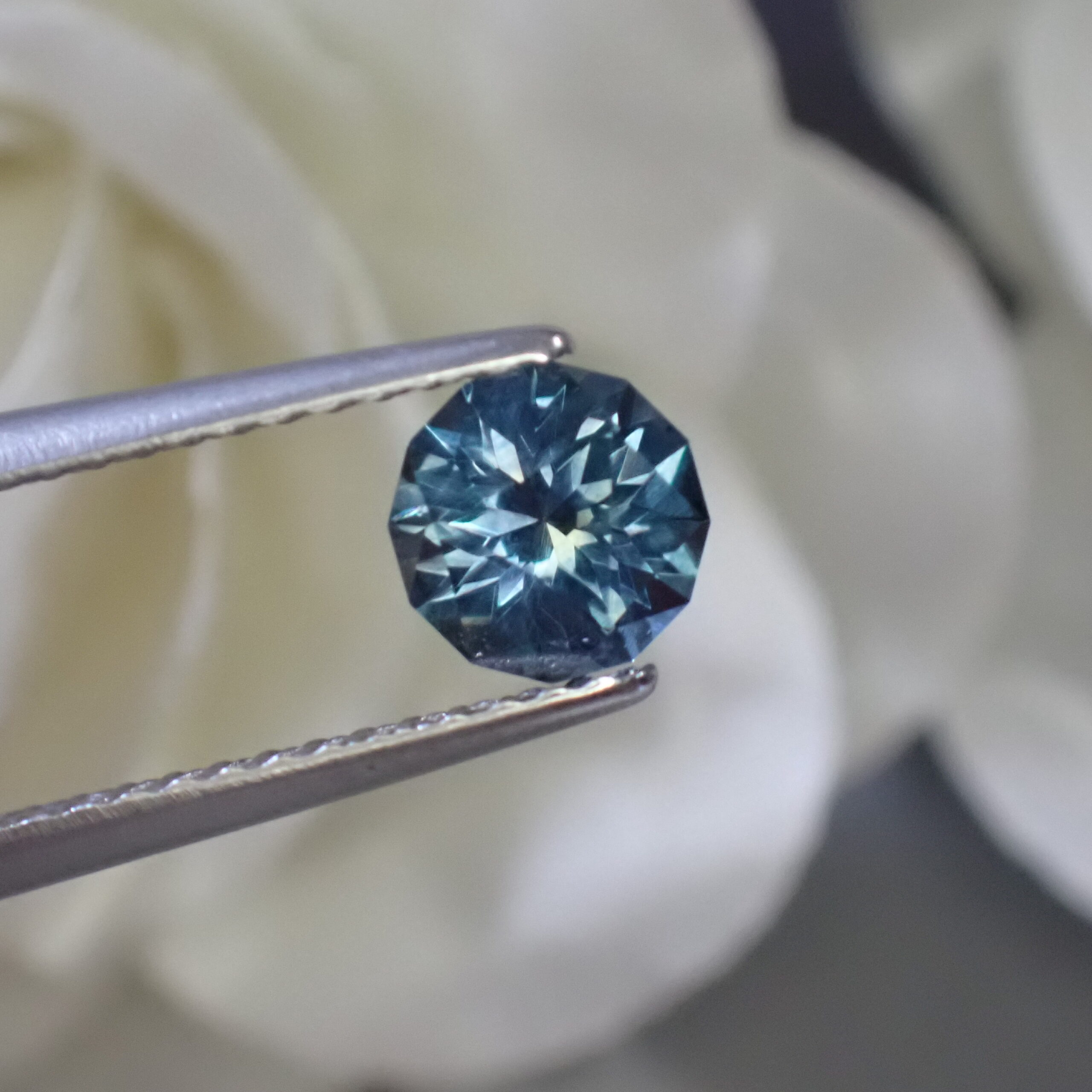 ラウンドコーナーカット(12角形) 神秘的な青の煌めきのモンタナ産ブルーサファイア 0.677ct