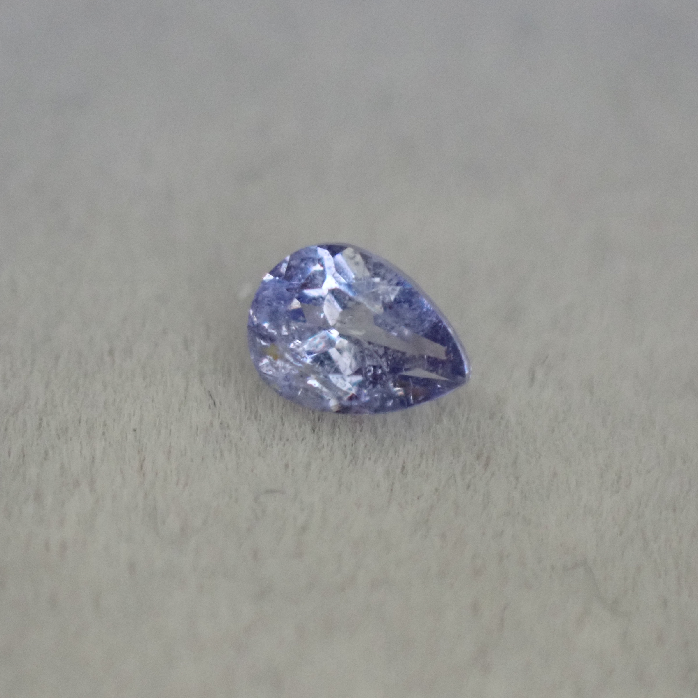 明るい夜空を閉じ込めたようなヴァイオレットブルー☆レアストーンのデュモルチェライト(単結晶) 0.137ct