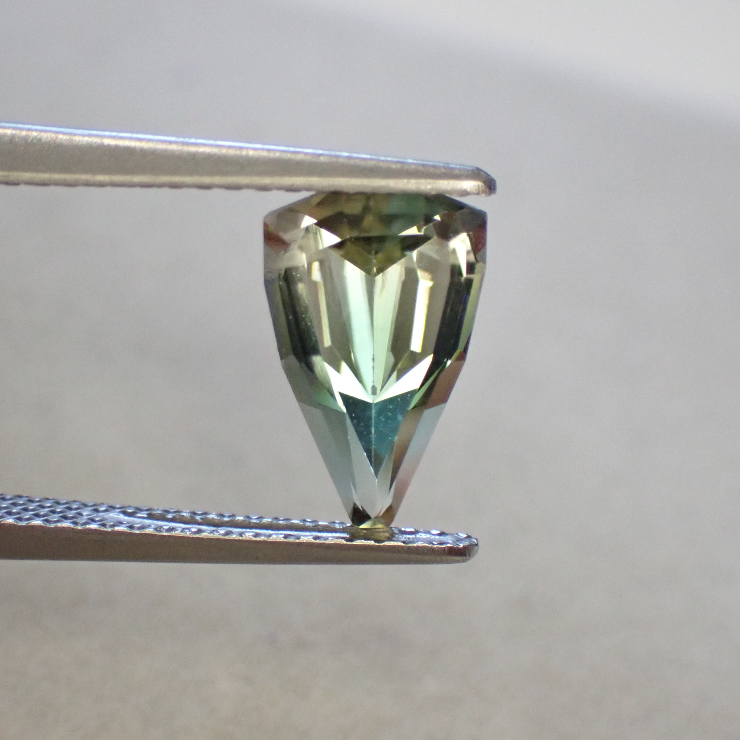 光と色が織りなす☆グリーンオレゴンサンストーン 1.593ct