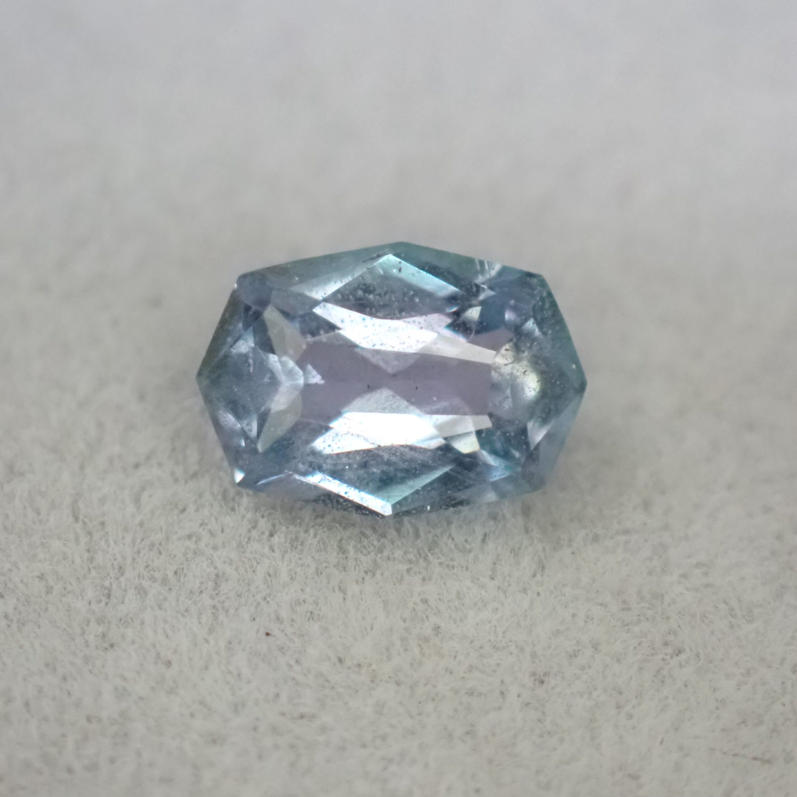 【幻想の夢色】多色性と輝きを楽しむ☆ファンシーカットのコーネルピン 0.425ct