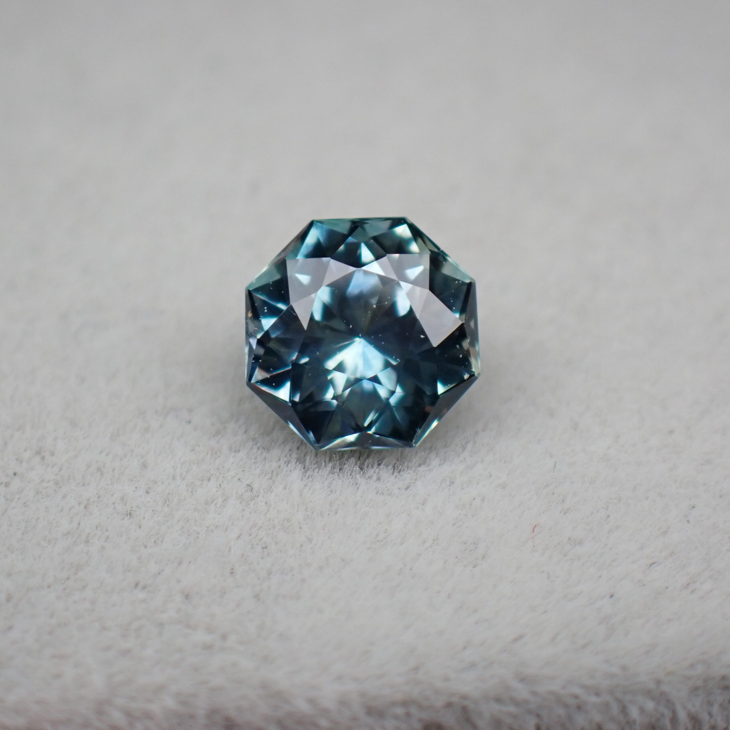 <3兆円カット>混ざり合う色×グリニッシュブルー☆サファイア(モンタナ産)0.687ct