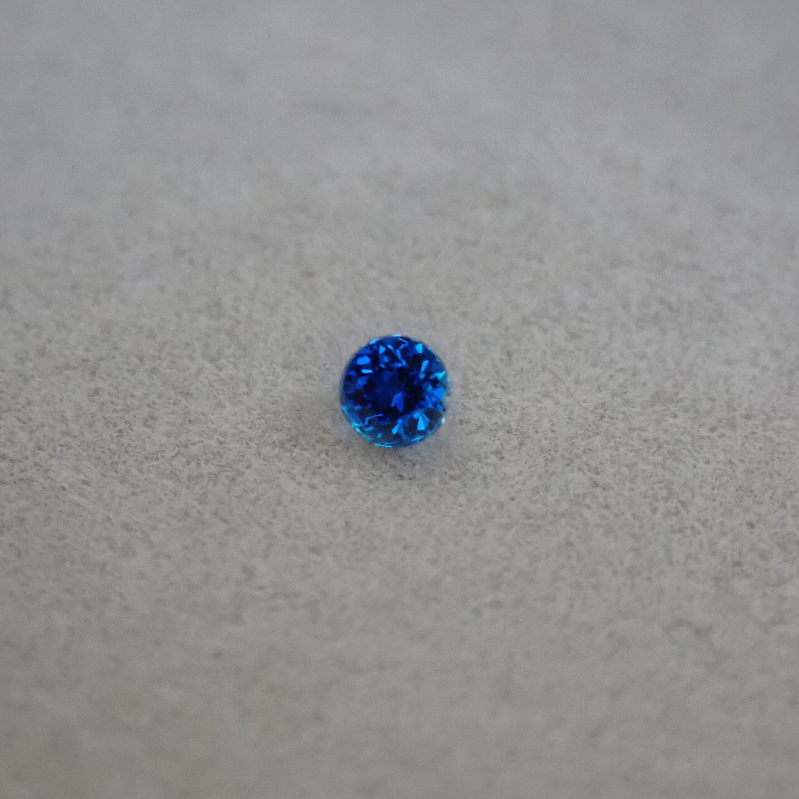 鮮烈なネオンブルーが輝く☆ジンバブエ産ユークレース 0.054ct
