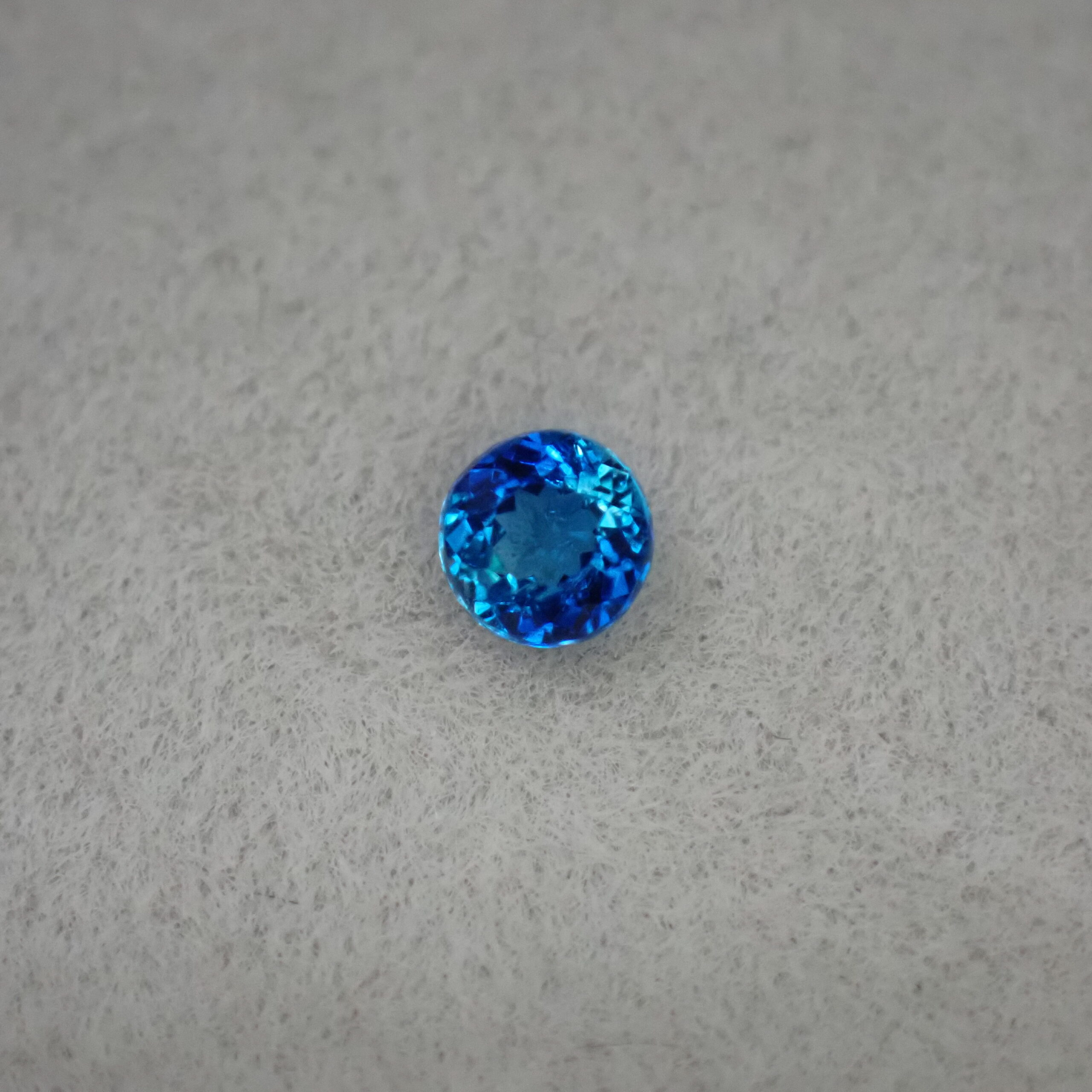 鮮烈なネオンブルーが輝く☆ジンバブエ産ユークレース 0.058ct