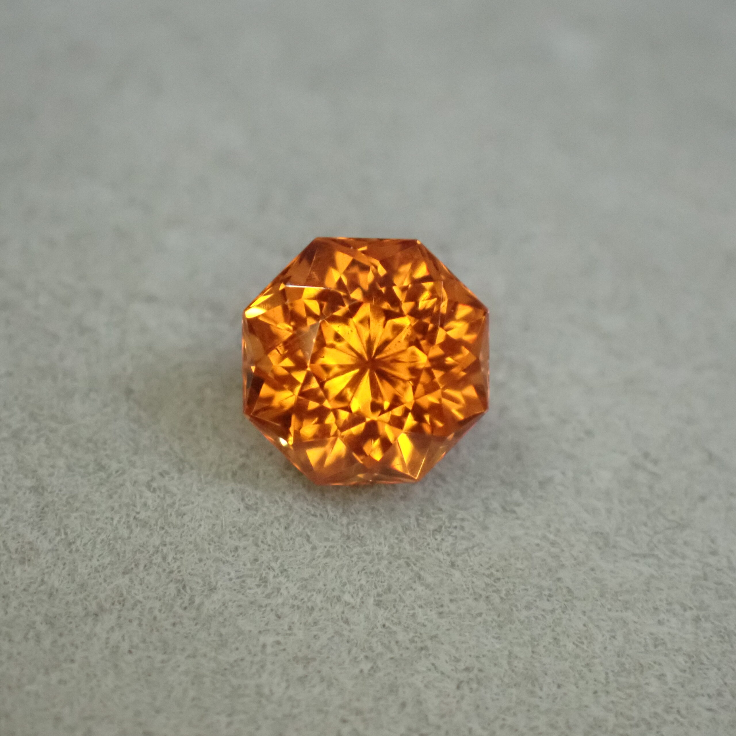 夕陽のきらめきを閉じ込めた!?3兆円カット®スペサルティンガーネット 0.708ct