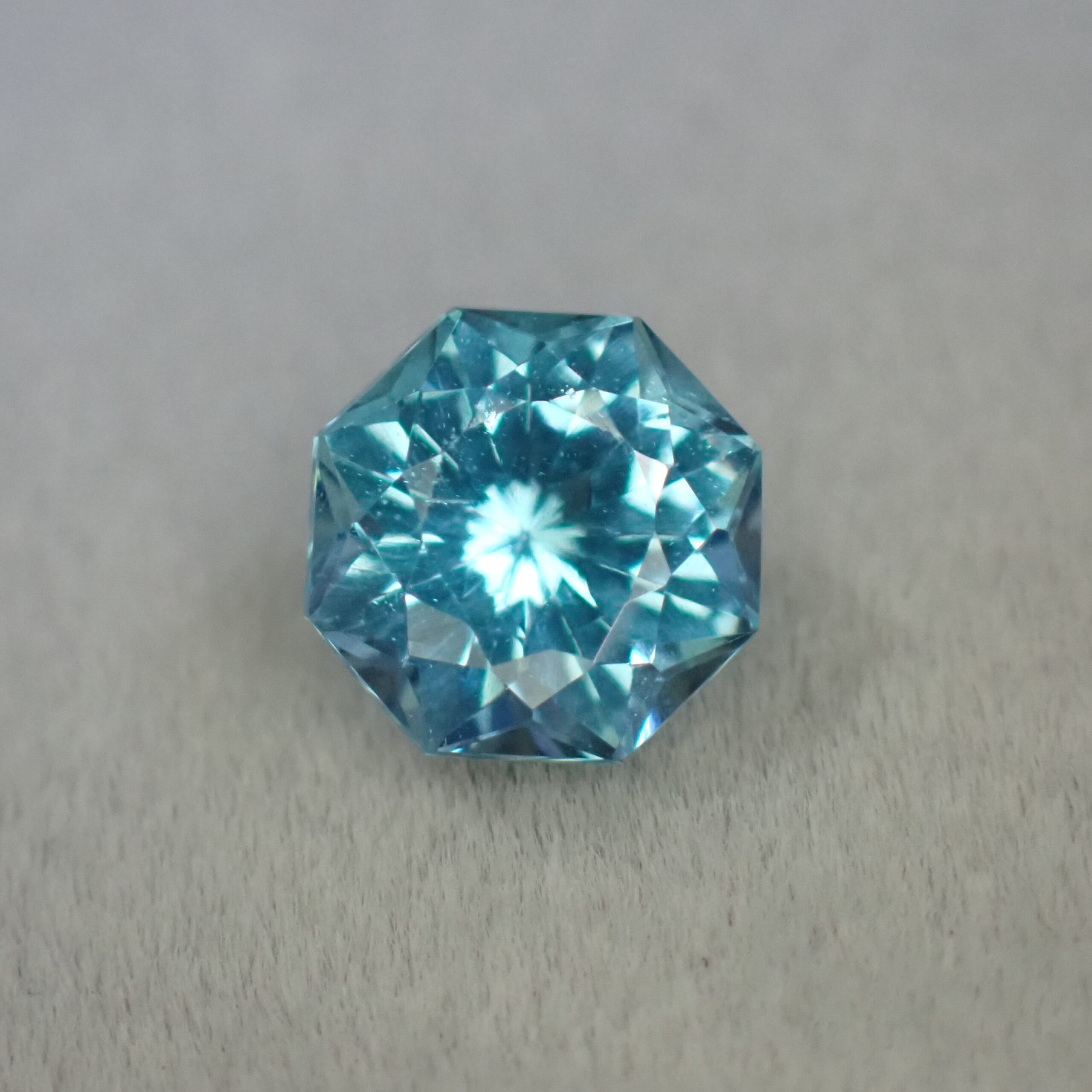 パライバカラー☆南国の海の結晶 ブラジル産アパタイト 0.8ct