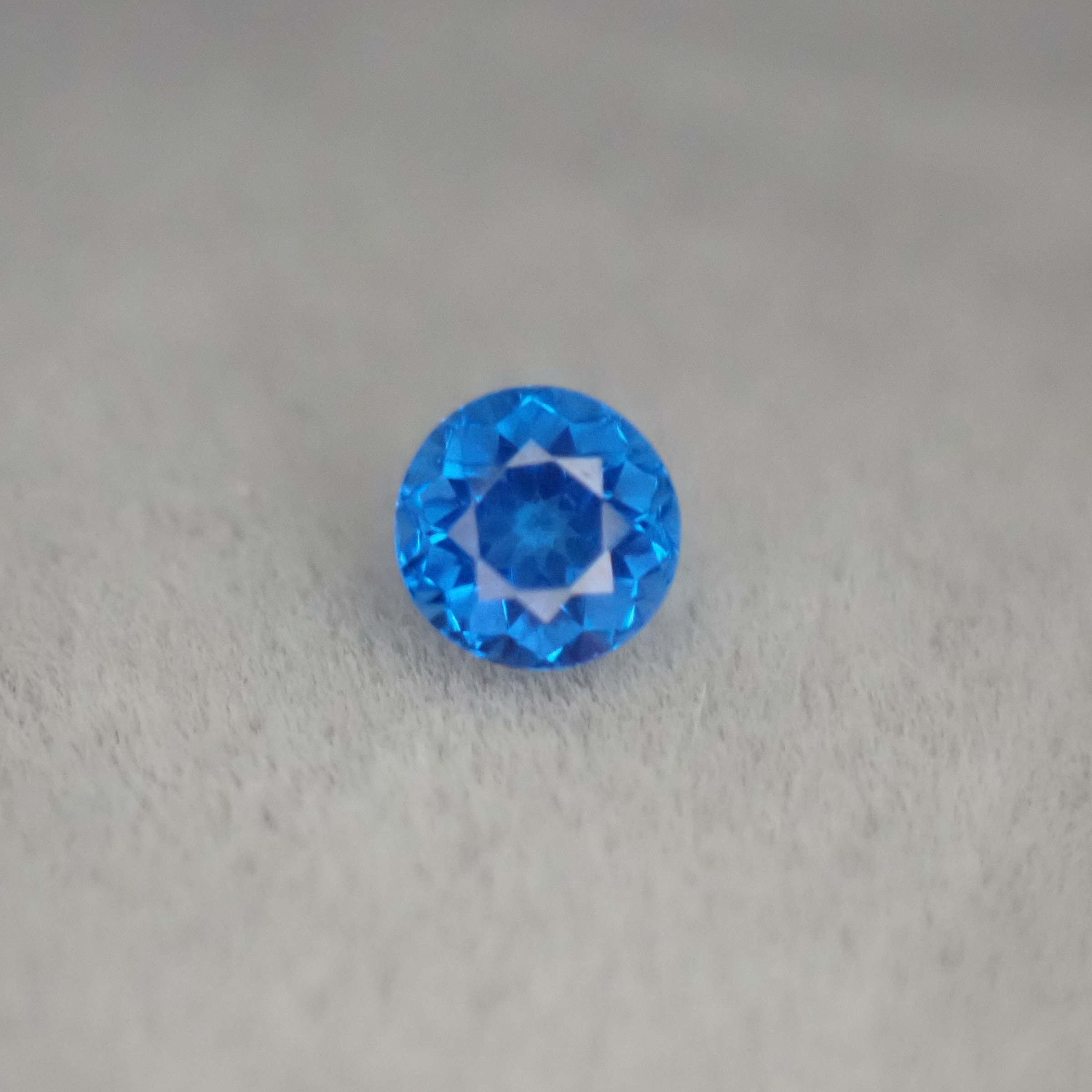 鮮やかブルーのドイツ産アウイナイト☆ブラジル産ラズーライトを思わせるネオンブルー 0.08ct