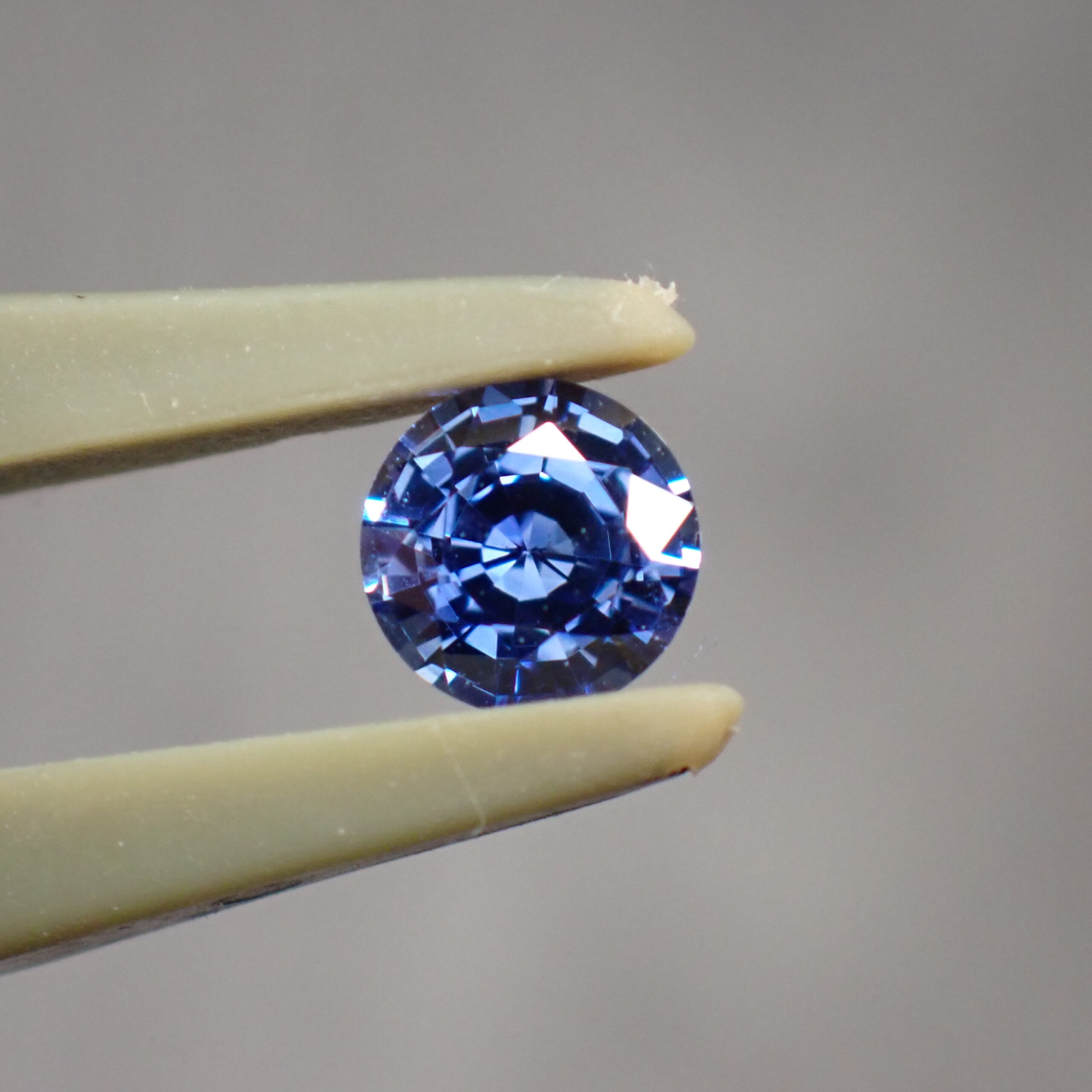 【AIGS鑑定】矢車菊のブルー☆ネオン感あふれるコーンフラワーサファイア(約4.5mm)0.43ct