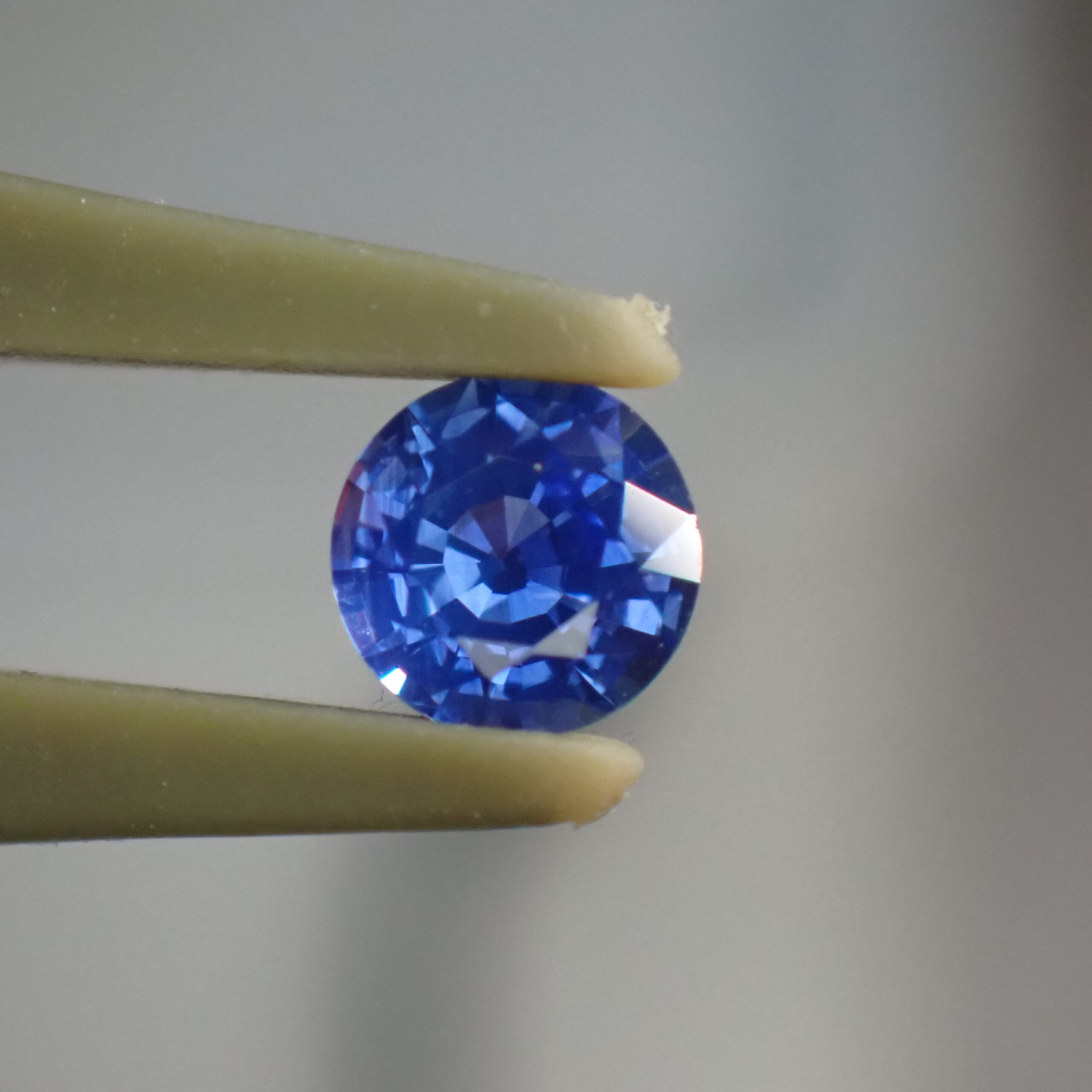 【AIGS鑑付】矢車菊の青☆ネオン感あふれるコーンフラワーサファイア(約4.5mm)0.41ct