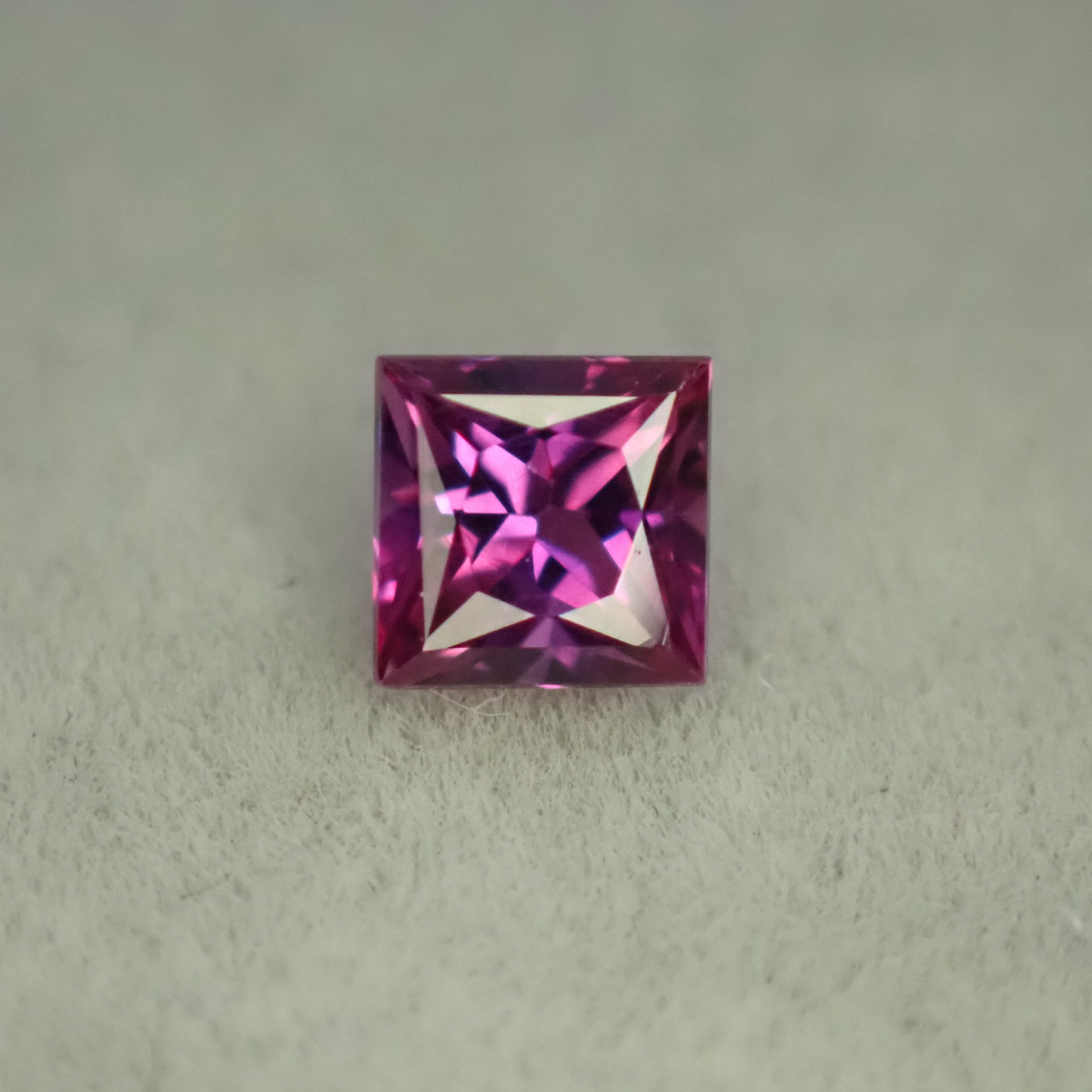 【バンコクショー Big Bossから厳選】ぶどう色に赤と紫が溶け合う、ファンシーカラーサファイア 0.256ct