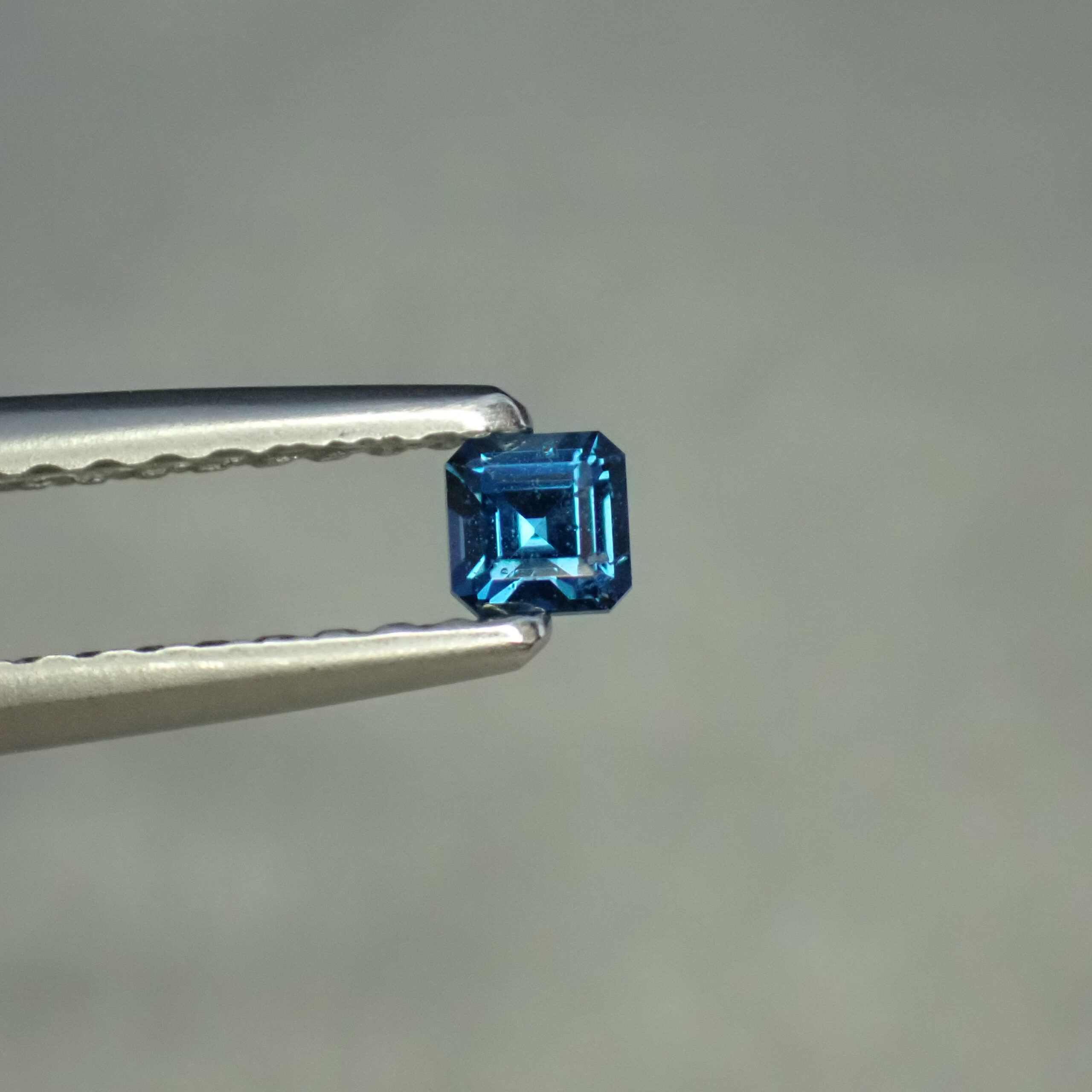【バンコクショー新着】コバルトが魅せる静寂のブルー☆レアストーン☆ブルーガーナイト 0.145ct
