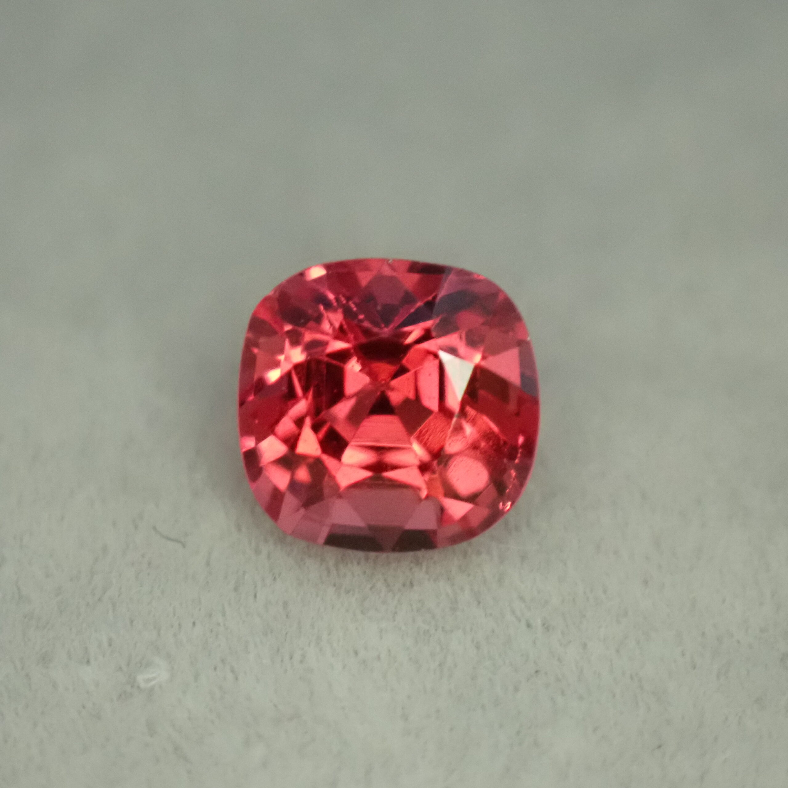 【バンコクショー買付】光を纏う強烈ネオン!オレンジレッドスピネル 0.568ct