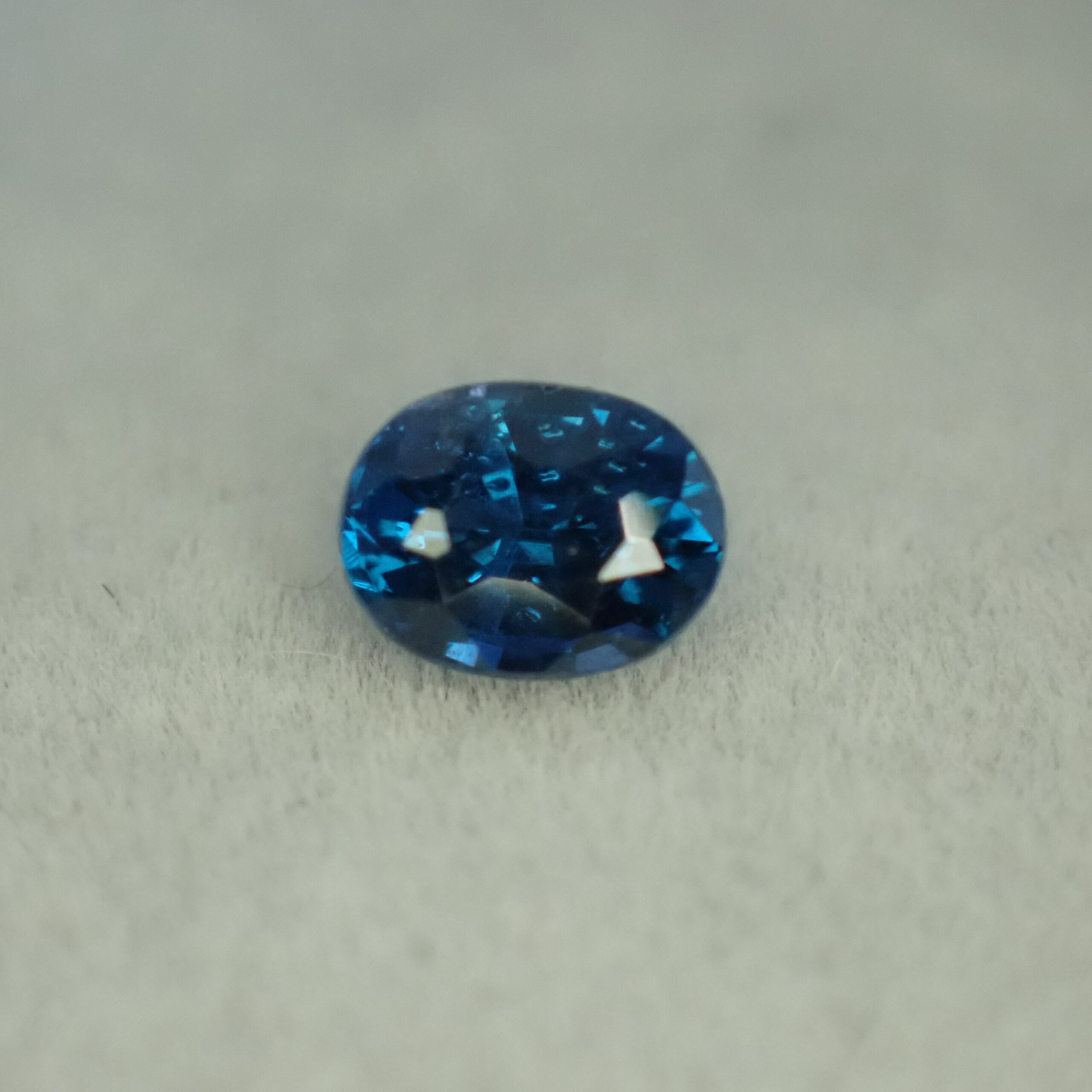 【バンコクショー新着】スピネルグループの希少種。深く澄んだ輝きのコバルトガーナイト 0.33ct(成分分析ソーティング付き)