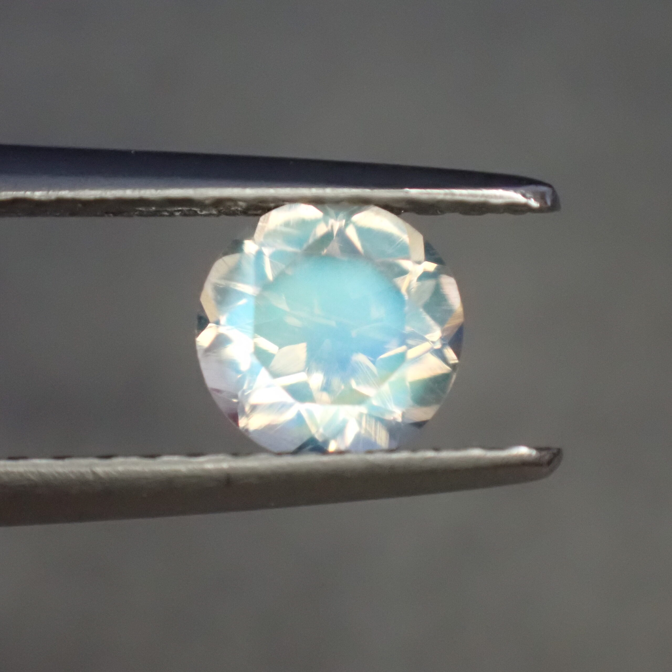 【バンコク新着】水色×イエロー。鮮やかラブラドレッセンスのラブラドライト 0.46ct