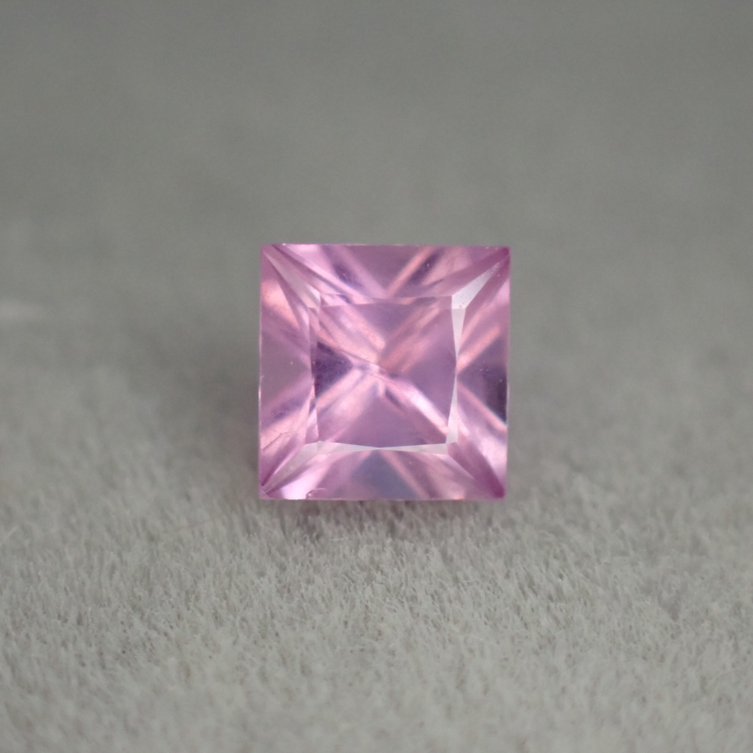 【Big Bossから厳選】虹色に煌めくシルクのベール。シルキーパープルピンクサファイア 0.195ct