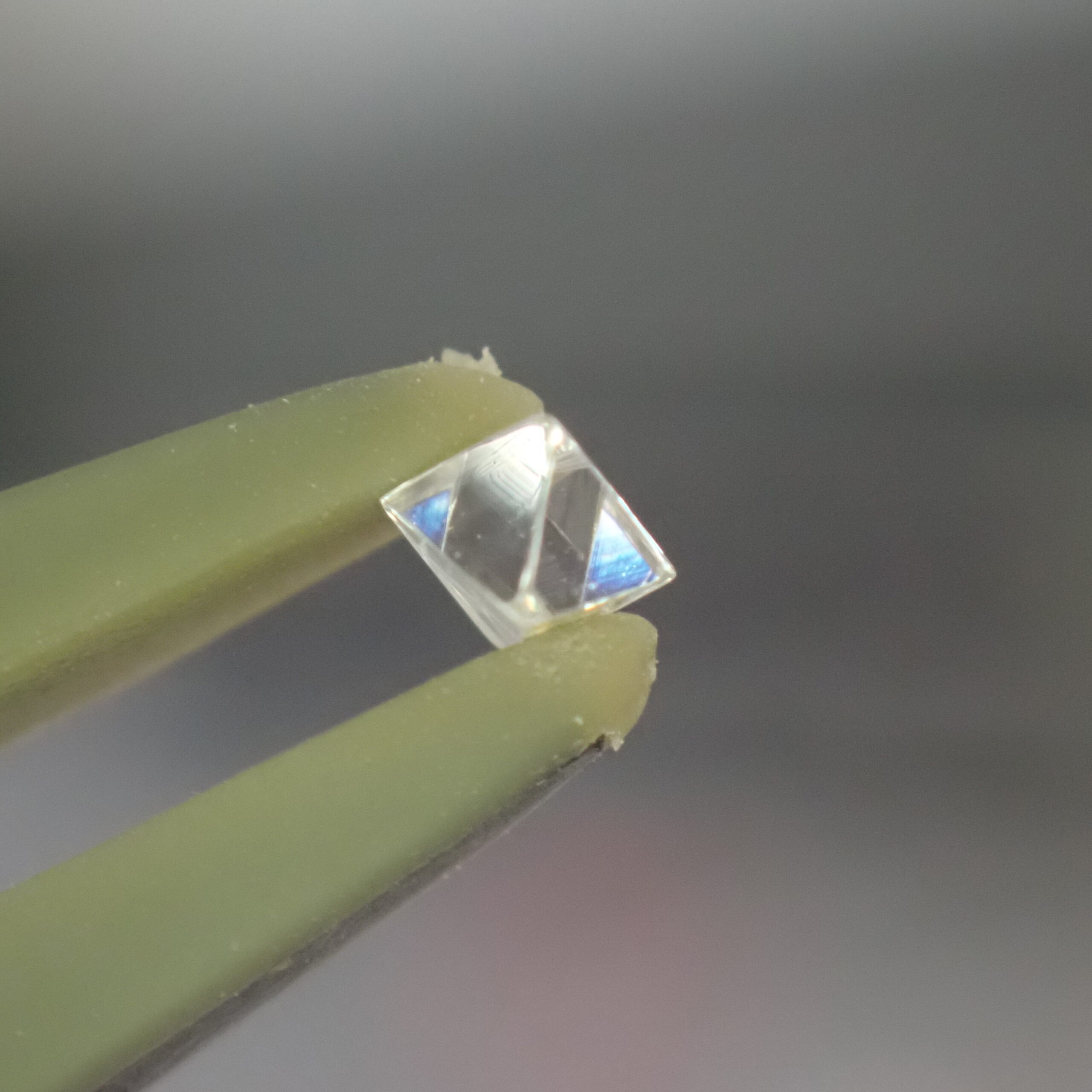 ファイアが煌めく☆美しい8面体ソーヤブル原石(ダイヤモンド原石)ロシア産 0.068ct
