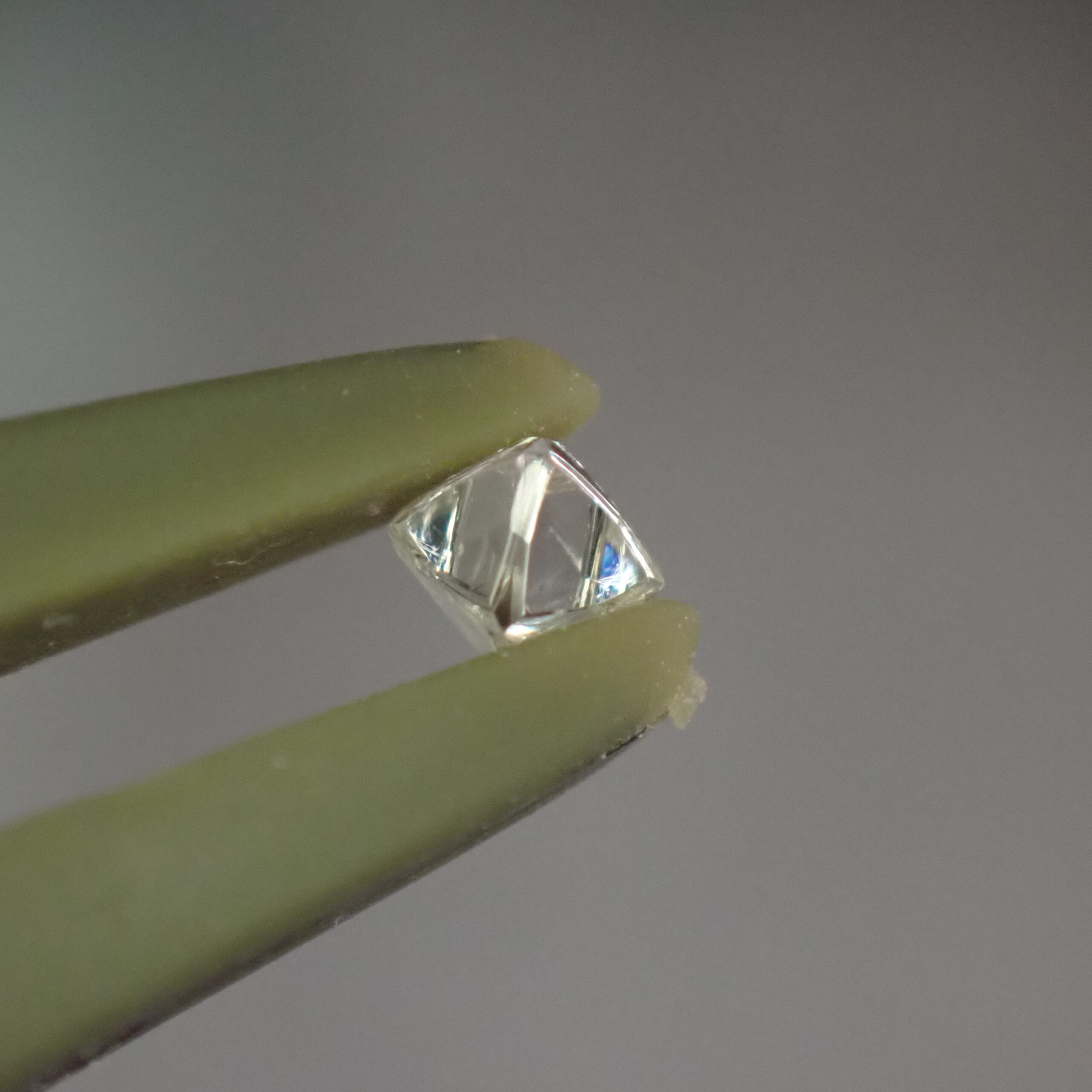 ファイアが煌めく☆美しい8面体ソーヤブル原石(ダイヤモンド原石)ロシア産 0.073ct