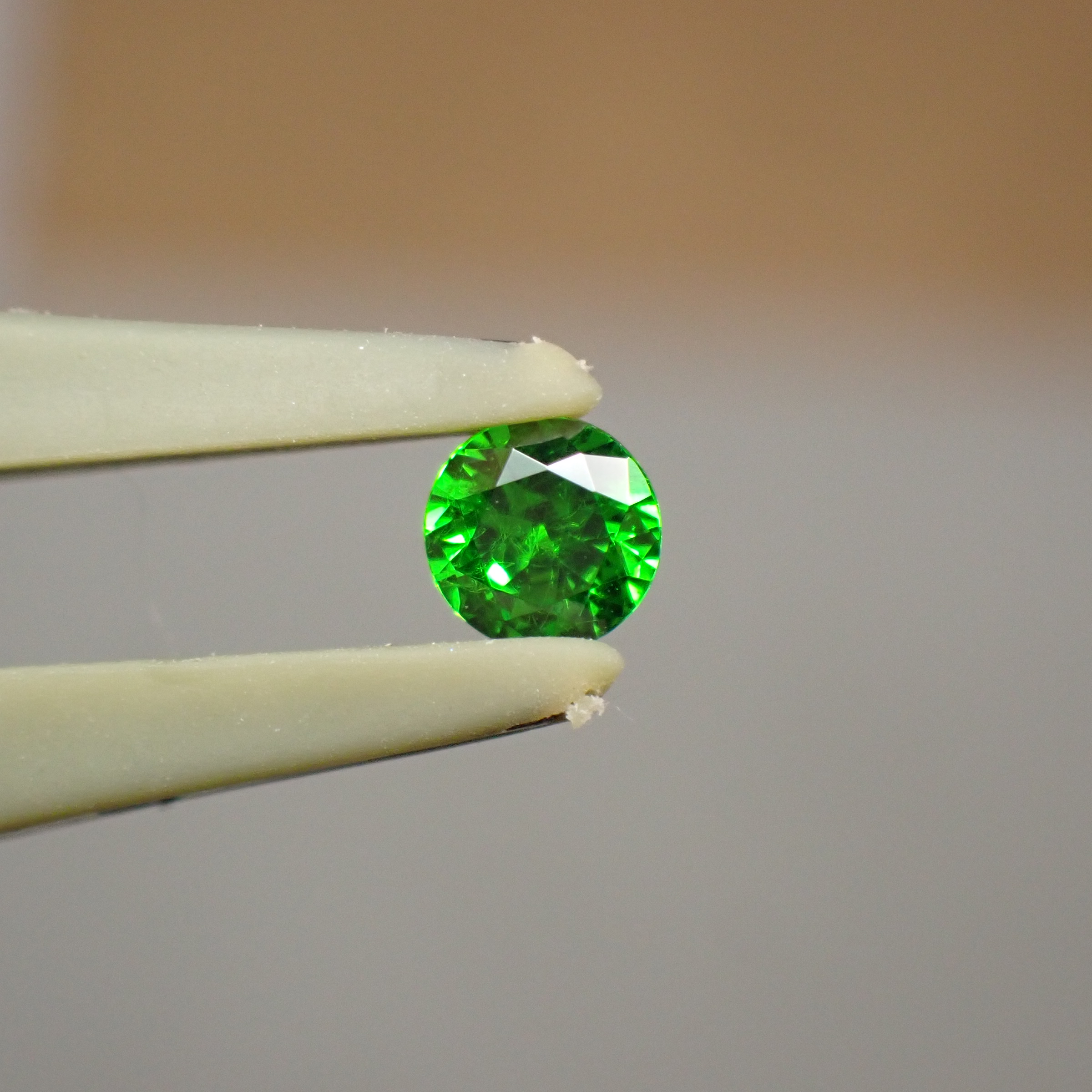 パチパチとはじける輝きと神秘のインクルージョン☆ロシア産デマントイドガーネット 3.1mmサイズ 0.142ct
